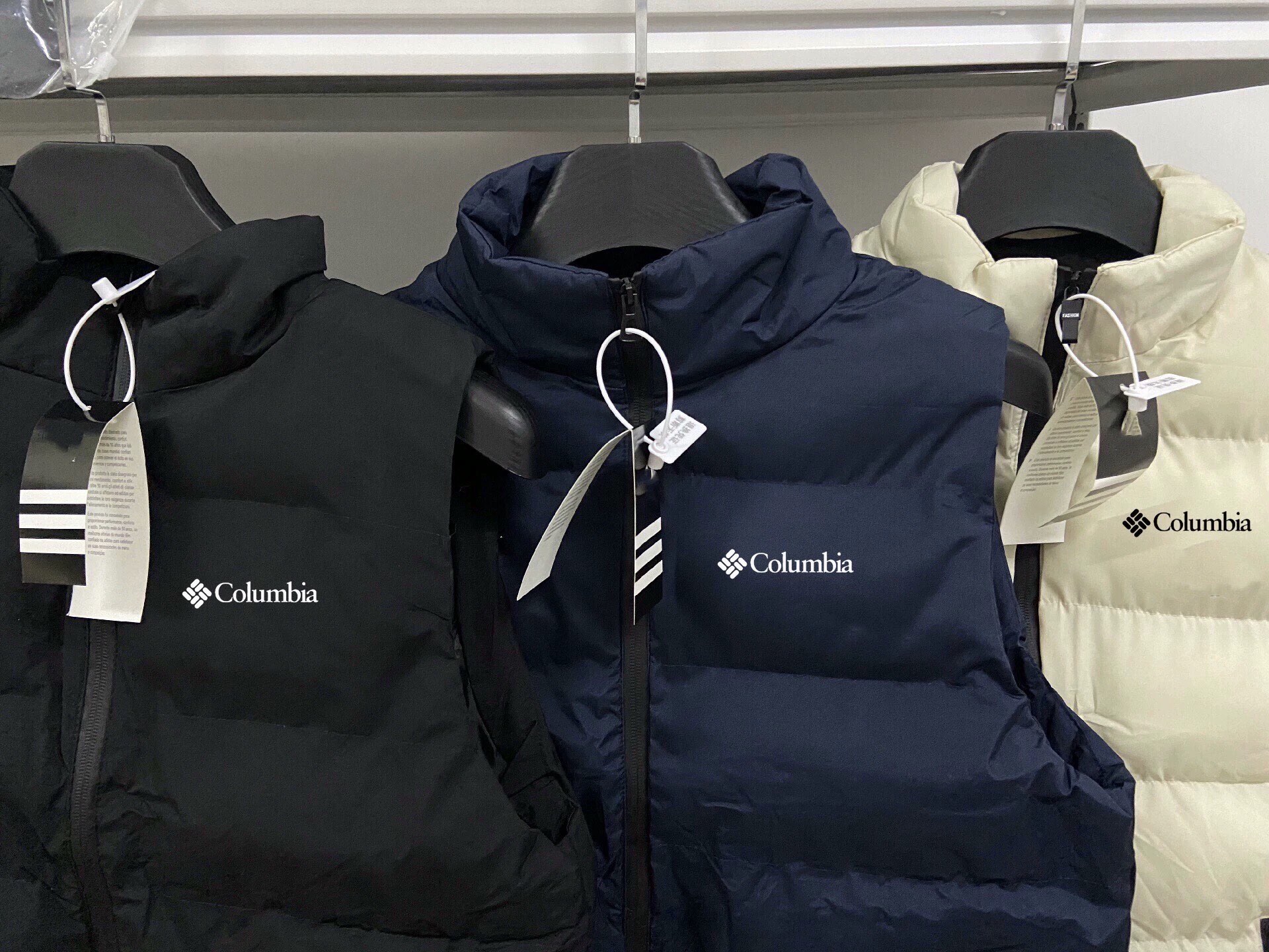 供货价:55💰『官网羽绒棉马甲』百搭不腻版,满足各种身材中空棉,原包装+原吊牌  
百搭不腻版❇️满足各种身材,中空棉羽绒棉情侣款马甲棉背心外套经久不衰的羽绒棉情侣马甲 ！满足各种身材，我保证任何人穿上都非常有型！一起来围观吧！首先面料两个面都采用密度防风防雨面料！填充物是中空棉，这种填充物是由不同规格的超细纤维和羽绒经过特殊工艺生产制造，具有轻薄、手感细腻、柔软、保温好、洗后不易变形，不会透丝！超值！保暖性极强！细节提升了品质！虽是男款，但是女孩子穿起来也很漂亮！冰天雪地，一腔暖暖，羽绒棉马甲告别寒冬！好货不等人，速度走起！ 天气渐渐转凉算是给时尚一族带来的一波主打好款！算是好东西提前享受了！时尚百搭，无论搭配外套卫衣还是毛衣都非常合适！版型设计简单大方，要的就是这种纯纯的背面风！、 内里采用定制压缩羽绒棉填充，轻盈透气不钻绒，做工特别精致，剪裁走线绝对挑不出毛病！算是一款值得推荐的好货，男女同款！
尺M-5XL 
M（穿80-110斤）
L （穿110-125斤）
XL（穿125-140斤）
2XL（穿140-155斤）
3XL（穿155-170斤）
4XL（穿170-185斤）
5XL（穿185-200斤）