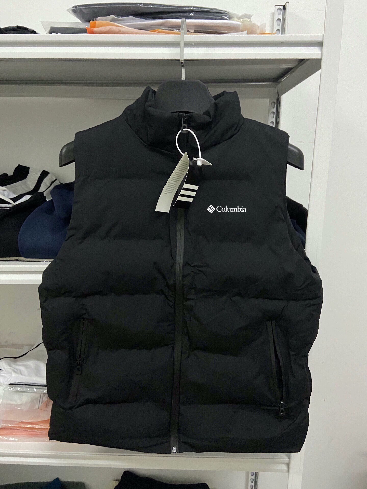 供货价:55💰『官网羽绒棉马甲』百搭不腻版,满足各种身材中空棉,原包装+原吊牌  
百搭不腻版❇️满足各种身材,中空棉羽绒棉情侣款马甲棉背心外套经久不衰的羽绒棉情侣马甲 ！满足各种身材，我保证任何人穿上都非常有型！一起来围观吧！首先面料两个面都采用密度防风防雨面料！填充物是中空棉，这种填充物是由不同规格的超细纤维和羽绒经过特殊工艺生产制造，具有轻薄、手感细腻、柔软、保温好、洗后不易变形，不会透丝！超值！保暖性极强！细节提升了品质！虽是男款，但是女孩子穿起来也很漂亮！冰天雪地，一腔暖暖，羽绒棉马甲告别寒冬！好货不等人，速度走起！ 天气渐渐转凉算是给时尚一族带来的一波主打好款！算是好东西提前享受了！时尚百搭，无论搭配外套卫衣还是毛衣都非常合适！版型设计简单大方，要的就是这种纯纯的背面风！、 内里采用定制压缩羽绒棉填充，轻盈透气不钻绒，做工特别精致，剪裁走线绝对挑不出毛病！算是一款值得推荐的好货，男女同款！
尺M-5XL 
M（穿80-110斤）
L （穿110-125斤）
XL（穿125-140斤）
2XL（穿140-155斤）
3XL（穿155-170斤）
4XL（穿170-185斤）
5XL（穿185-200斤）