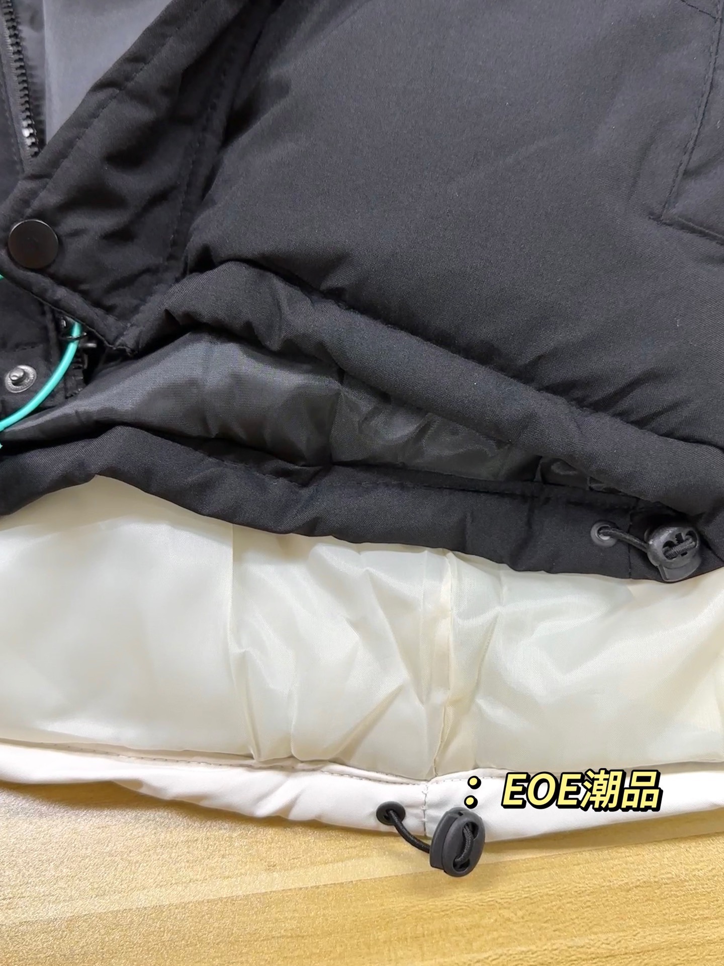 供货价:55💰『官网羽绒棉马甲』百搭不腻版,满足各种身材中空棉,原包装+原吊牌  
百搭不腻版❇️满足各种身材,中空棉羽绒棉情侣款马甲棉背心外套经久不衰的羽绒棉情侣马甲 ！满足各种身材，我保证任何人穿上都非常有型！一起来围观吧！首先面料两个面都采用密度防风防雨面料！填充物是中空棉，这种填充物是由不同规格的超细纤维和羽绒经过特殊工艺生产制造，具有轻薄、手感细腻、柔软、保温好、洗后不易变形，不会透丝！超值！保暖性极强！细节提升了品质！虽是男款，但是女孩子穿起来也很漂亮！冰天雪地，一腔暖暖，羽绒棉马甲告别寒冬！好货不等人，速度走起！ 天气渐渐转凉算是给时尚一族带来的一波主打好款！算是好东西提前享受了！时尚百搭，无论搭配外套卫衣还是毛衣都非常合适！版型设计简单大方，要的就是这种纯纯的背面风！、 内里采用定制压缩羽绒棉填充，轻盈透气不钻绒，做工特别精致，剪裁走线绝对挑不出毛病！算是一款值得推荐的好货，男女同款！
尺M-5XL 
M（穿80-110斤）
L （穿110-125斤）
XL（穿125-140斤）
2XL（穿140-155斤）
3XL（穿155-170斤）
4XL（穿170-185斤）
5XL（穿185-200斤）