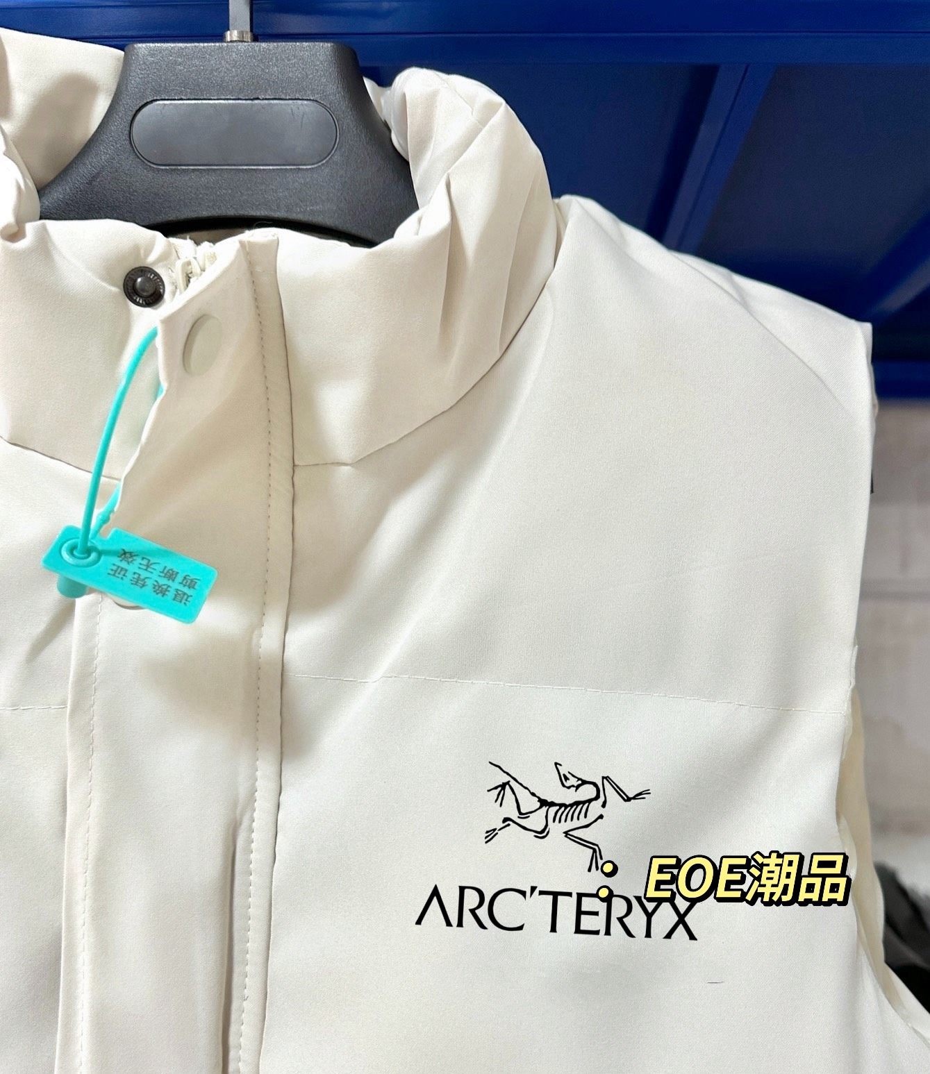 供货价:55💰『官网羽绒棉马甲』百搭不腻版,满足各种身材中空棉,原包装+原吊牌  
百搭不腻版❇️满足各种身材,中空棉羽绒棉情侣款马甲棉背心外套经久不衰的羽绒棉情侣马甲 ！满足各种身材，我保证任何人穿上都非常有型！一起来围观吧！首先面料两个面都采用密度防风防雨面料！填充物是中空棉，这种填充物是由不同规格的超细纤维和羽绒经过特殊工艺生产制造，具有轻薄、手感细腻、柔软、保温好、洗后不易变形，不会透丝！超值！保暖性极强！细节提升了品质！虽是男款，但是女孩子穿起来也很漂亮！冰天雪地，一腔暖暖，羽绒棉马甲告别寒冬！好货不等人，速度走起！ 天气渐渐转凉算是给时尚一族带来的一波主打好款！算是好东西提前享受了！时尚百搭，无论搭配外套卫衣还是毛衣都非常合适！版型设计简单大方，要的就是这种纯纯的背面风！、 内里采用定制压缩羽绒棉填充，轻盈透气不钻绒，做工特别精致，剪裁走线绝对挑不出毛病！算是一款值得推荐的好货，男女同款！
尺M-5XL 
M（穿80-110斤）
L （穿110-125斤）
XL（穿125-140斤）
2XL（穿140-155斤）
3XL（穿155-170斤）
4XL（穿170-185斤）
5XL（穿185-200斤）