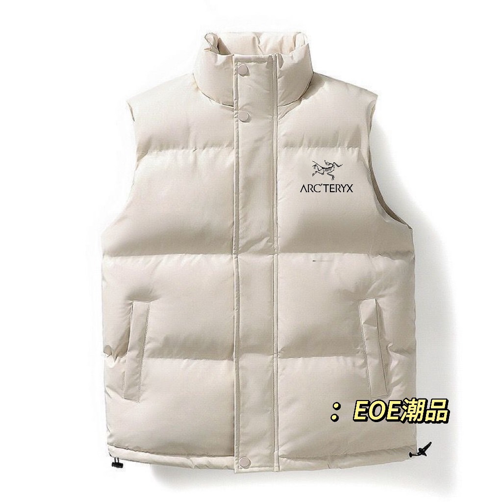 供货价:55💰『官网羽绒棉马甲』百搭不腻版,满足各种身材中空棉,原包装+原吊牌  
百搭不腻版❇️满足各种身材,中空棉羽绒棉情侣款马甲棉背心外套经久不衰的羽绒棉情侣马甲 ！满足各种身材，我保证任何人穿上都非常有型！一起来围观吧！首先面料两个面都采用密度防风防雨面料！填充物是中空棉，这种填充物是由不同规格的超细纤维和羽绒经过特殊工艺生产制造，具有轻薄、手感细腻、柔软、保温好、洗后不易变形，不会透丝！超值！保暖性极强！细节提升了品质！虽是男款，但是女孩子穿起来也很漂亮！冰天雪地，一腔暖暖，羽绒棉马甲告别寒冬！好货不等人，速度走起！ 天气渐渐转凉算是给时尚一族带来的一波主打好款！算是好东西提前享受了！时尚百搭，无论搭配外套卫衣还是毛衣都非常合适！版型设计简单大方，要的就是这种纯纯的背面风！、 内里采用定制压缩羽绒棉填充，轻盈透气不钻绒，做工特别精致，剪裁走线绝对挑不出毛病！算是一款值得推荐的好货，男女同款！
尺M-5XL 
M（穿80-110斤）
L （穿110-125斤）
XL（穿125-140斤）
2XL（穿140-155斤）
3XL（穿155-170斤）
4XL（穿170-185斤）
5XL（穿185-200斤）