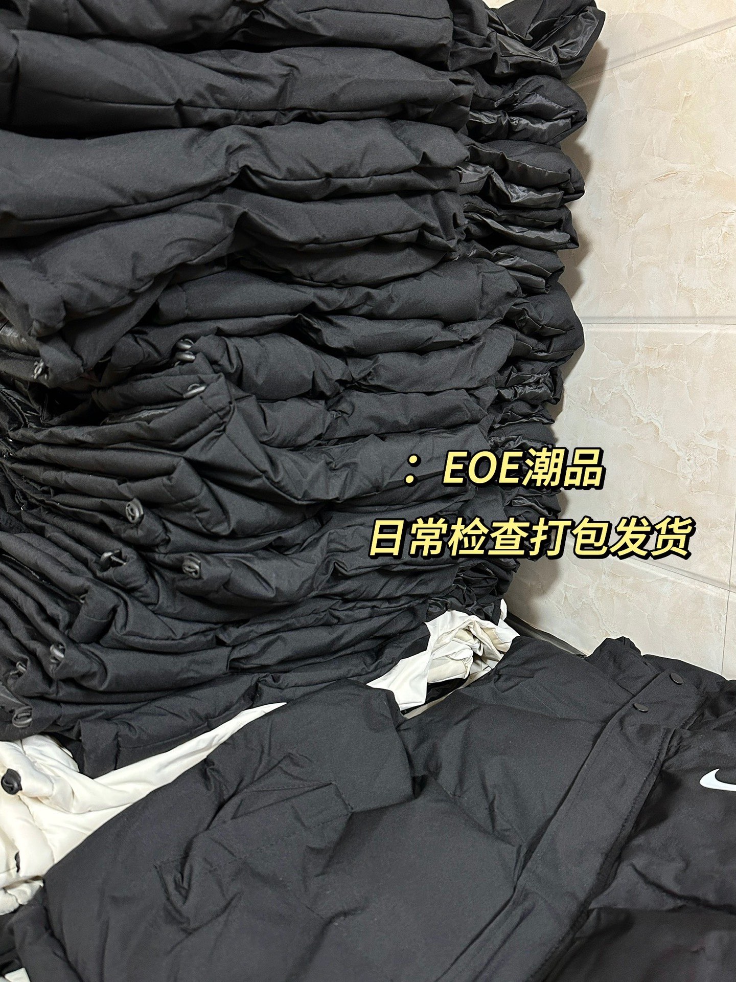 供货价:55💰『官网羽绒棉马甲』百搭不腻版,满足各种身材中空棉,原包装+原吊牌  
百搭不腻版❇️满足各种身材,中空棉羽绒棉情侣款马甲棉背心外套经久不衰的羽绒棉情侣马甲 ！满足各种身材，我保证任何人穿上都非常有型！一起来围观吧！首先面料两个面都采用密度防风防雨面料！填充物是中空棉，这种填充物是由不同规格的超细纤维和羽绒经过特殊工艺生产制造，具有轻薄、手感细腻、柔软、保温好、洗后不易变形，不会透丝！超值！保暖性极强！细节提升了品质！虽是男款，但是女孩子穿起来也很漂亮！冰天雪地，一腔暖暖，羽绒棉马甲告别寒冬！好货不等人，速度走起！ 天气渐渐转凉算是给时尚一族带来的一波主打好款！算是好东西提前享受了！时尚百搭，无论搭配外套卫衣还是毛衣都非常合适！版型设计简单大方，要的就是这种纯纯的背面风！、 内里采用定制压缩羽绒棉填充，轻盈透气不钻绒，做工特别精致，剪裁走线绝对挑不出毛病！算是一款值得推荐的好货，男女同款！
尺M-5XL 
M（穿80-110斤）
L （穿110-125斤）
XL（穿125-140斤）
2XL（穿140-155斤）
3XL（穿155-170斤）
4XL（穿170-185斤）
5XL（穿185-200斤）