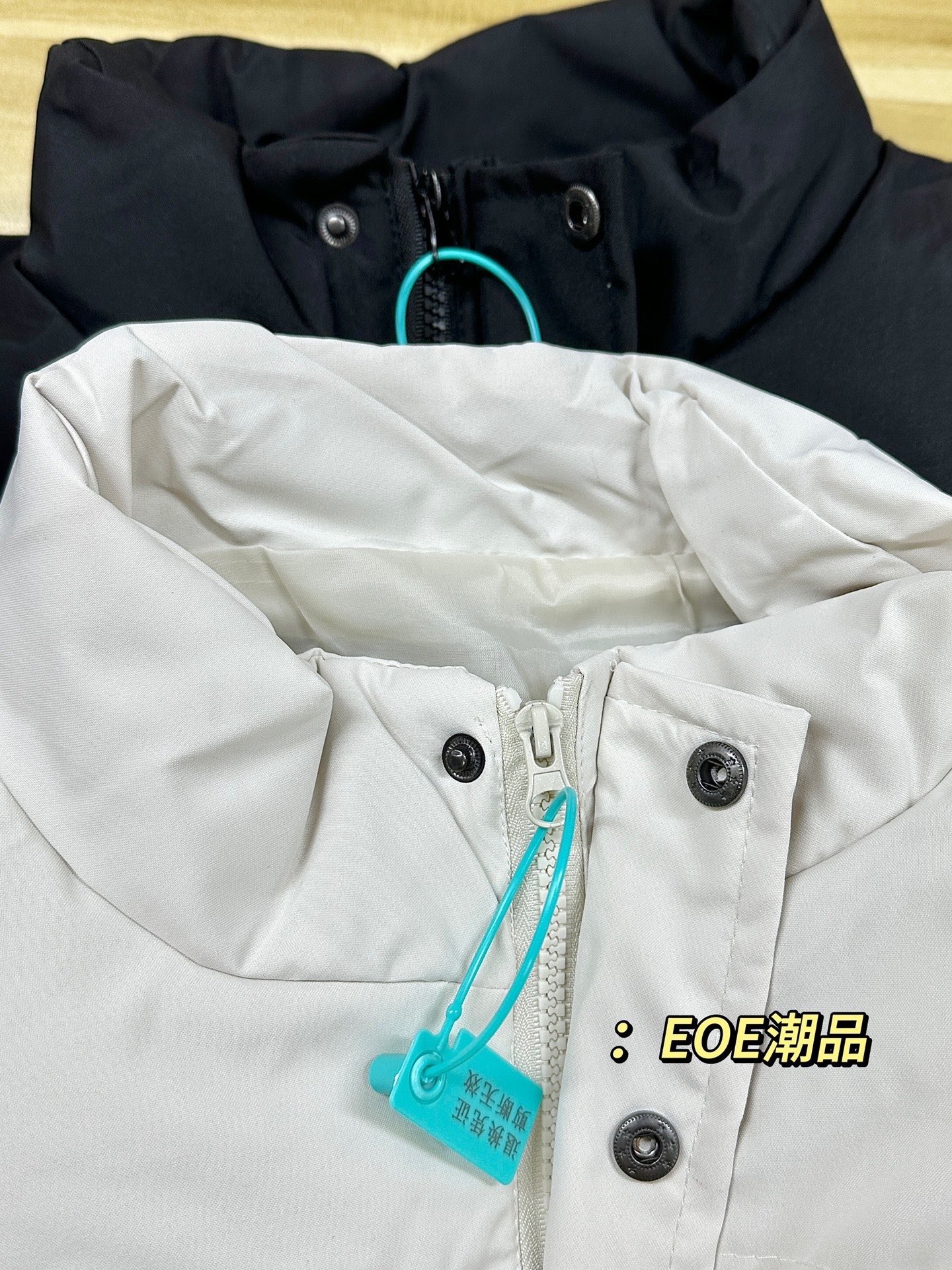 供货价:55💰『官网羽绒棉马甲』百搭不腻版,满足各种身材中空棉,原包装+原吊牌  
百搭不腻版❇️满足各种身材,中空棉羽绒棉情侣款马甲棉背心外套经久不衰的羽绒棉情侣马甲 ！满足各种身材，我保证任何人穿上都非常有型！一起来围观吧！首先面料两个面都采用密度防风防雨面料！填充物是中空棉，这种填充物是由不同规格的超细纤维和羽绒经过特殊工艺生产制造，具有轻薄、手感细腻、柔软、保温好、洗后不易变形，不会透丝！超值！保暖性极强！细节提升了品质！虽是男款，但是女孩子穿起来也很漂亮！冰天雪地，一腔暖暖，羽绒棉马甲告别寒冬！好货不等人，速度走起！ 天气渐渐转凉算是给时尚一族带来的一波主打好款！算是好东西提前享受了！时尚百搭，无论搭配外套卫衣还是毛衣都非常合适！版型设计简单大方，要的就是这种纯纯的背面风！、 内里采用定制压缩羽绒棉填充，轻盈透气不钻绒，做工特别精致，剪裁走线绝对挑不出毛病！算是一款值得推荐的好货，男女同款！
尺M-5XL 
M（穿80-110斤）
L （穿110-125斤）
XL（穿125-140斤）
2XL（穿140-155斤）
3XL（穿155-170斤）
4XL（穿170-185斤）
5XL（穿185-200斤）