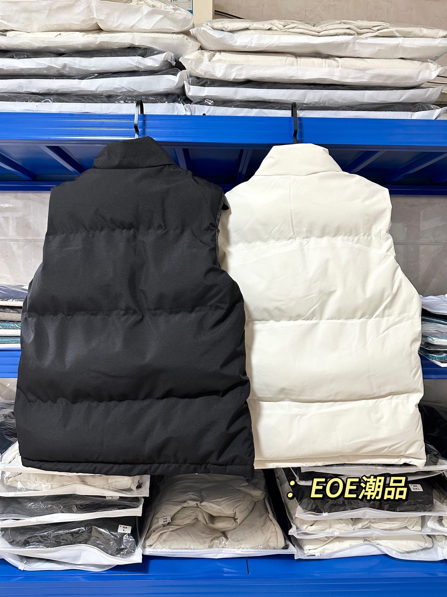 供货价:55💰『官网羽绒棉马甲』百搭不腻版,满足各种身材中空棉,原包装+原吊牌  
百搭不腻版❇️满足各种身材,中空棉羽绒棉情侣款马甲棉背心外套经久不衰的羽绒棉情侣马甲 ！满足各种身材，我保证任何人穿上都非常有型！一起来围观吧！首先面料两个面都采用密度防风防雨面料！填充物是中空棉，这种填充物是由不同规格的超细纤维和羽绒经过特殊工艺生产制造，具有轻薄、手感细腻、柔软、保温好、洗后不易变形，不会透丝！超值！保暖性极强！细节提升了品质！虽是男款，但是女孩子穿起来也很漂亮！冰天雪地，一腔暖暖，羽绒棉马甲告别寒冬！好货不等人，速度走起！ 天气渐渐转凉算是给时尚一族带来的一波主打好款！算是好东西提前享受了！时尚百搭，无论搭配外套卫衣还是毛衣都非常合适！版型设计简单大方，要的就是这种纯纯的背面风！、 内里采用定制压缩羽绒棉填充，轻盈透气不钻绒，做工特别精致，剪裁走线绝对挑不出毛病！算是一款值得推荐的好货，男女同款！
尺M-5XL 
M（穿80-110斤）
L （穿110-125斤）
XL（穿125-140斤）
2XL（穿140-155斤）
3XL（穿155-170斤）
4XL（穿170-185斤）
5XL（穿185-200斤）
