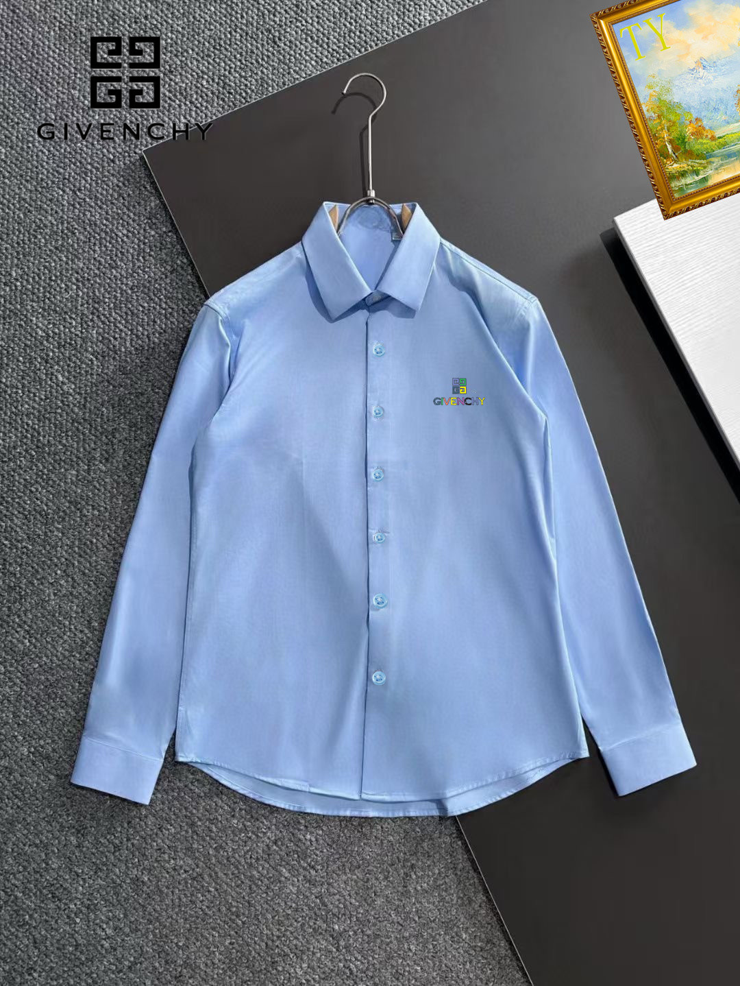 NO:429270,Givenchy shirt S-4XL2025 new style, high-end customization, luxurious and ultimate kingly style, extremely delicate 3D panoramic royal aristocratic pattern, which makes many people obsessed with it~ It looks particularly good in autumn and winter. 20 European Milan counters, same series, new counter products overseas orders, original customized 120 high-density bamboo fiber fabrics, fashionable and quiet lapels, handsome enough!  King-style silhouette, showing the modern and unique fashion charm, customized mold press logo, top-quality black butterfly button, perfect details, delicate texture, genuine foreign trade company goods, extraordinary quality, not easy to deform after wearing for a long time, only high-quality men's clothing, pictures cannot fully display the texture of the clothes, please do not compare with T-shirts that cost about hundreds of yuan outside, which is a world of difference. Similar to the fabric market, at least 4,500+, with super high cost performance, friends who know the goods, please purchase it, the latest printing style, friends who follow the trend, must not miss it!  ,,givenchy,tees,t-shirt,alexander wang19860909纪梵希 衬衣 S-4XL2025新款 高级定制 奢华极致王者风范 极致细腻3D全景皇室贵族图案 让多少人为之痴迷~ 秋冬穿着尤其显得好看 20欧洲米兰专柜 同款系列 专柜新品海外订单 原版订制120支高密度竹纤维面料 时尚静色翻领 足够的帅！王者风范廓型 彰显出现代又个性的时尚魅力 定制模具压制logo 极品黑蝶贝纽扣 完美细节 质感细腻 正版外贸公司货 品质超凡 久穿而不易变形 只做高品质男装 图片无法完全展示衣服的质感 请不要与外面几十百来块的T恤相提并论 有着天壤之别 同样类似面料商场里面起码要4500+ 有着超高的性价比 识货的朋友请购入 最新的印花样式 追随潮流的朋友们千万不要错过！,,givenchy,tees，t-shirt,alexander wang,Men's clothing