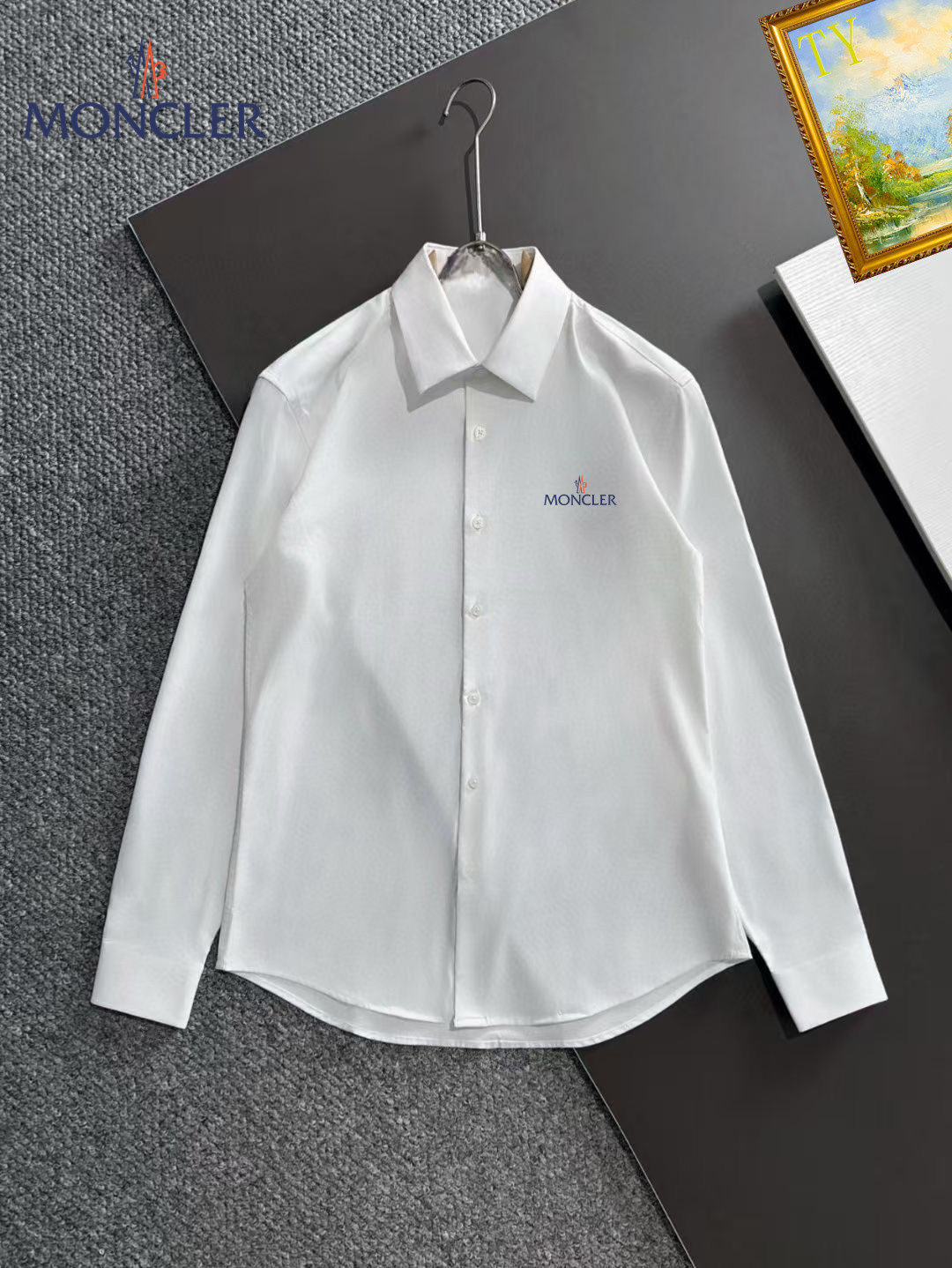 NO:429273,Shirt S-4XL2025 new style, high-end customization, luxurious and ultimate kingly style, extremely delicate 3D panoramic royal aristocratic pattern, which makes many people obsessed with it~ It looks particularly good in autumn and winter. 20 European Milan counters, same series, new counter products overseas orders, original customized 120 high-density bamboo fiber fabrics, fashionable and quiet lapels, handsome enough!  King-style silhouette, showing the modern and unique fashion charm, customized mold press logo, top-quality black butterfly button, perfect details, delicate texture, genuine foreign trade company goods, extraordinary quality, not easy to deform after wearing for a long time, only high-quality men's clothing, pictures cannot fully display the texture of the clothes, please do not compare with T-shirts that cost about hundreds of yuan outside, which is a world of difference. Similar to the fabric market, at least 4,500+, with super high cost performance, friends who know the goods, please purchase it, the latest printing style, friends who follow the trend, must not miss it!  ,Moncler,tees,t-shirt,alexander wang19860909蒙口 衬衣 S-4XL2025新款 高级定制 奢华极致王者风范 极致细腻3D全景皇室贵族图案 让多少人为之痴迷~ 秋冬穿着尤其显得好看 20欧洲米兰专柜 同款系列 专柜新品海外订单 原版订制120支高密度竹纤维面料 时尚静色翻领 足够的帅！王者风范廓型 彰显出现代又个性的时尚魅力 定制模具压制logo 极品黑蝶贝纽扣 完美细节 质感细腻 正版外贸公司货 品质超凡 久穿而不易变形 只做高品质男装 图片无法完全展示衣服的质感 请不要与外面几十百来块的T恤相提并论 有着天壤之别 同样类似面料商场里面起码要4500+ 有着超高的性价比 识货的朋友请购入 最新的印花样式 追随潮流的朋友们千万不要错过！,,Moncler,tees，t-shirt,alexander wang,Men's clothing