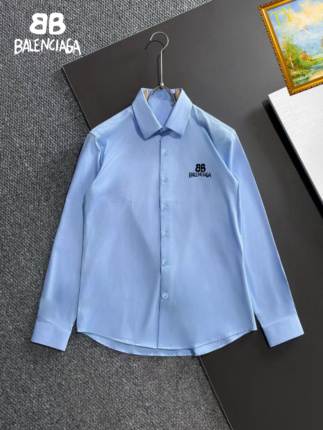 NO:429293,Balenciaga shirt S-4XL2025 new style, high-end customization, luxurious and ultimate kingly style, extremely delicate 3D panoramic royal aristocratic pattern, which makes many people obsessed with it~ It looks particularly good in autumn and winter. 20 European Milan counters, same series, new counter products overseas orders, original customized 120 high-density bamboo fiber fabrics, fashionable and quiet lapels, handsome enough!  King-style silhouette, showing the modern and unique fashion charm, customized mold press logo, top-quality black butterfly button, perfect details, delicate texture, genuine foreign trade company goods, extraordinary quality, not easy to deform after wearing for a long time, only high-quality men's clothing, pictures cannot fully display the texture of the clothes, please do not compare with T-shirts that cost about hundreds of yuan outside, which is a world of difference. Similar to the fabric market, at least 4,500+, with super high cost performance, friends who know the goods, please purchase it, the latest printing style, friends who follow the trend, must not miss it!  ,,balenciaga,tees,t-shirt,alexander wang19860909巴黎世家衬衣 S-4XL2025新款 高级定制 奢华极致王者风范 极致细腻3D全景皇室贵族图案 让多少人为之痴迷~ 秋冬穿着尤其显得好看 20欧洲米兰专柜 同款系列 专柜新品海外订单 原版订制120支高密度竹纤维面料 时尚静色翻领 足够的帅！王者风范廓型 彰显出现代又个性的时尚魅力 定制模具压制logo 极品黑蝶贝纽扣 完美细节 质感细腻 正版外贸公司货 品质超凡 久穿而不易变形 只做高品质男装 图片无法完全展示衣服的质感 请不要与外面几十百来块的T恤相提并论 有着天壤之别 同样类似面料商场里面起码要4500+ 有着超高的性价比 识货的朋友请购入 最新的印花样式 追随潮流的朋友们千万不要错过！,,balenciaga,tees，t-shirt,alexander wang,Men's clothing