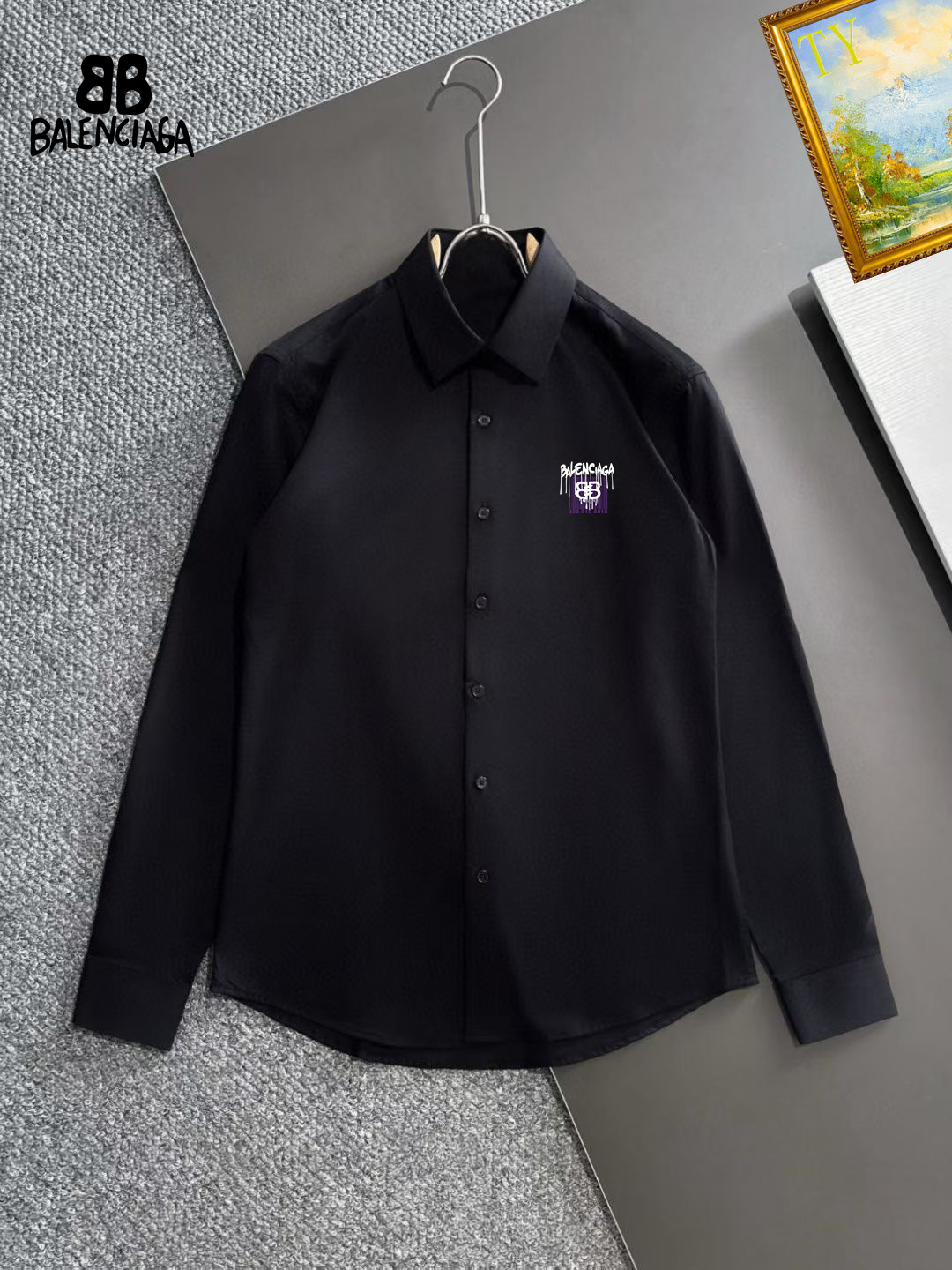 NO:429283,Balenciaga shirt S-4XL2025 new style, high-end customization, luxurious and ultimate kingly style, extremely delicate 3D panoramic royal aristocratic pattern, which makes many people obsessed with it~ It looks particularly good in autumn and winter. 20 European Milan counters, same series, new counter products overseas orders, original customized 120 high-density bamboo fiber fabrics, fashionable and quiet lapels, handsome enough!  King-style silhouette, showing the modern and unique fashion charm, customized mold press logo, top-quality black butterfly button, perfect details, delicate texture, genuine foreign trade company goods, extraordinary quality, not easy to deform after wearing for a long time, only high-quality men's clothing, pictures cannot fully display the texture of the clothes, please do not compare with T-shirts that cost about hundreds of yuan outside, which is a world of difference. Similar to the fabric market, at least 4,500+, with super high cost performance, friends who know the goods, please purchase it, the latest printing style, friends who follow the trend, must not miss it!  ,,balenciaga,tees,t-shirt,alexander wang19860909巴黎世家衬衣 S-4XL2025新款 高级定制 奢华极致王者风范 极致细腻3D全景皇室贵族图案 让多少人为之痴迷~ 秋冬穿着尤其显得好看 20欧洲米兰专柜 同款系列 专柜新品海外订单 原版订制120支高密度竹纤维面料 时尚静色翻领 足够的帅！王者风范廓型 彰显出现代又个性的时尚魅力 定制模具压制logo 极品黑蝶贝纽扣 完美细节 质感细腻 正版外贸公司货 品质超凡 久穿而不易变形 只做高品质男装 图片无法完全展示衣服的质感 请不要与外面几十百来块的T恤相提并论 有着天壤之别 同样类似面料商场里面起码要4500+ 有着超高的性价比 识货的朋友请购入 最新的印花样式 追随潮流的朋友们千万不要错过！,,balenciaga,tees，t-shirt,alexander wang,Men's clothing