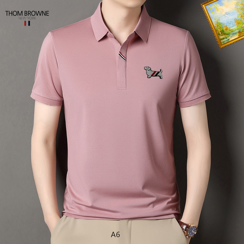 NO:438469,TB European 2025ss new men's short-sleeved, high-end version of counter custom fabric, breathable and comfortable, impeccable details, brand element design concept, reflecting high quality. The feel is delicate and soft!  It is casually cut, with a great upper body style!  Code number M-XXXL, T-shirt,alexander wang19860909TB 欧货 2025ss新款男士短袖,高端版本专柜定制面料 透气舒适度高,细节无可挑剔,品牌元素设计理念,体现高品质.手感细腻柔软！呈现休闲裁剪,上身版型超赞！码数M-XXXL,,T-shirt,alexander wang,Men's clothing