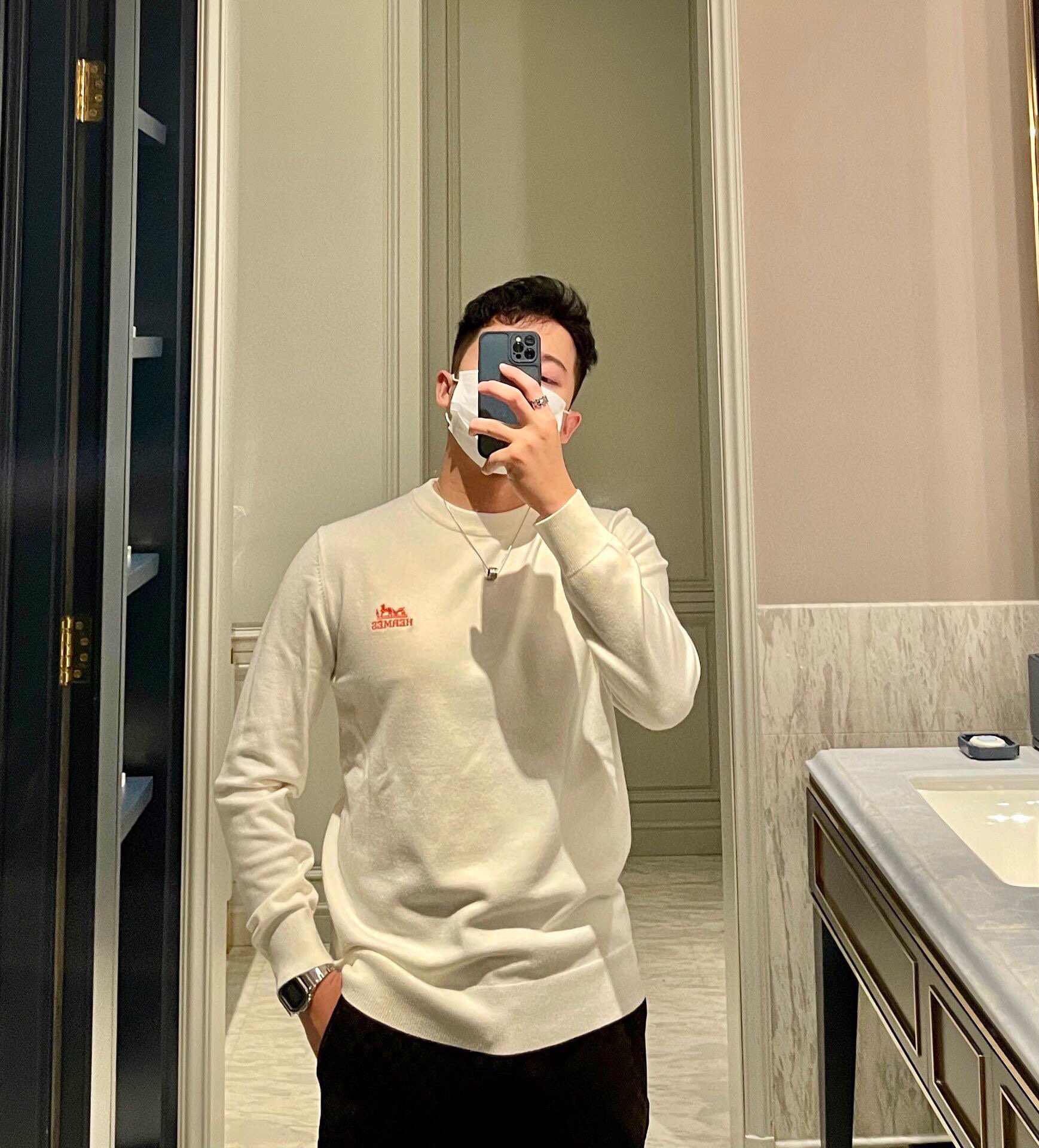 P220 爱马仕 2025秋冬款男士圆领毛衣。柜上新品,整件衣服干净简洁,没有过多的装饰,已足够彰显它的时尚与高雅。精选高级定制面料,绒面感极强极细腻,软糯入骨,可直接贴身穿着毫无刺痛感。上身效果超好。胸前品牌LOGO勾勒,极为百搭系无论内搭还是外穿都非常出彩,温暖都市必备。尺码:M-4XL,最大可穿200斤。!🧶💕