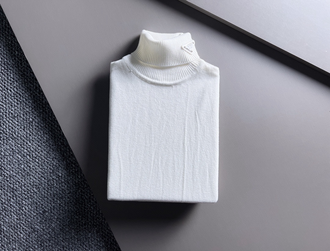 PRADA 2024秋冬新款男士针织羊毛衫,全新升级百搭基础款,低调奢华,品格之选!胸前logo图案刺绣设计!甄选优质精选优质羊毛打造而成,有着超强的垂直性能 工艺细致,辨识度极高,展现全新品牌微标文化!经典完美版型设计,在裁剪上精准到位.简约大气风格,又能在日常休闲生活中展现时尚魅力. 🧶