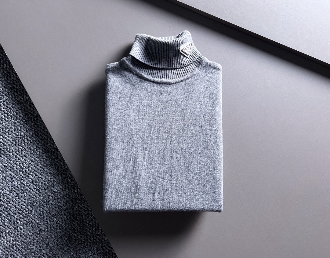 PRADA 2024秋冬新款男士针织羊毛衫,全新升级百搭基础款,低调奢华,品格之选!胸前logo图案刺绣设计!甄选优质精选优质羊毛打造而成,有着超强的垂直性能 工艺细致,辨识度极高,展现全新品牌微标文化!经典完美版型设计,在裁剪上精准到位.简约大气风格,又能在日常休闲生活中展现时尚魅力. 🧶