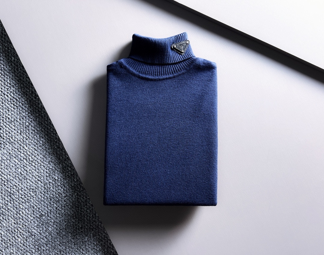 PRADA 2024秋冬新款男士针织羊毛衫,全新升级百搭基础款,低调奢华,品格之选!胸前logo图案刺绣设计!甄选优质精选优质羊毛打造而成,有着超强的垂直性能 工艺细致,辨识度极高,展现全新品牌微标文化!经典完美版型设计,在裁剪上精准到位.简约大气风格,又能在日常休闲生活中展现时尚魅力. 🧶