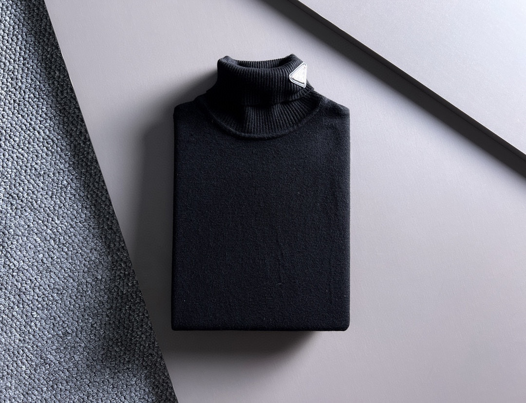 PRADA 2024秋冬新款男士针织羊毛衫,全新升级百搭基础款,低调奢华,品格之选!胸前logo图案刺绣设计!甄选优质精选优质羊毛打造而成,有着超强的垂直性能 工艺细致,辨识度极高,展现全新品牌微标文化!经典完美版型设计,在裁剪上精准到位.简约大气风格,又能在日常休闲生活中展现时尚魅力. 🧶