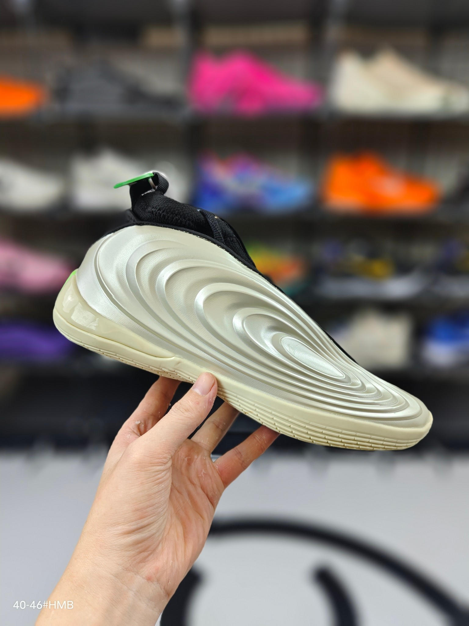 🈴💰190【M版纯原】
❗❗adidas Harden Vol.10 舒适百搭 防滑耐磨 中帮 篮球鞋 男款 
在篮球鞋与时尚圈的跨界融合中，每一款球星签名鞋的迭代都堪称“潮流事件”。2025年12月1日即将登场的 adidas Harden Vol.10（哈登十代），不仅是詹姆斯·哈登篮球生涯的“十年里程碑”之作，更以未来感设计、多元配色和硬核科技，成为兼顾赛场性能与日常穿搭的时尚单品，无论是篮球爱好者还是潮流玩家，都能靠它解锁个性风格。
货号 : JQ9424
码数 : 40  40.5  41  42  42.5  43  44  44.5  45  46