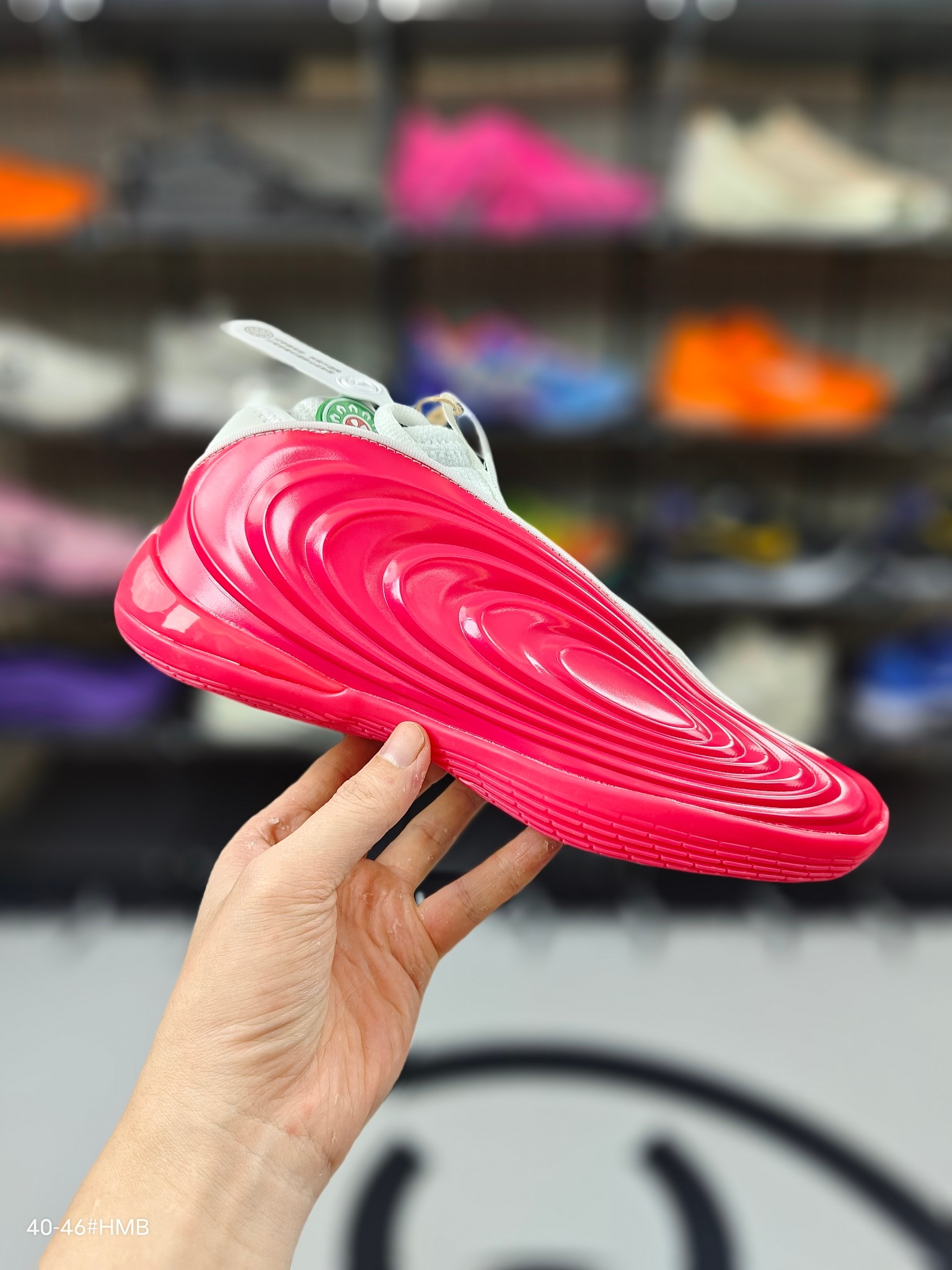 💰190【M版纯原】
❗❗adidas Harden Vol.10 舒适百搭 防滑耐磨 中帮 篮球鞋 男款 
在篮球鞋与时尚圈的跨界融合中，每一款球星签名鞋的迭代都堪称“潮流事件”。2025年12月1日即将登场的 adidas Harden Vol.10（哈登十代），不仅是詹姆斯·哈登篮球生涯的“十年里程碑”之作，更以未来感设计、多元配色和硬核科技，成为兼顾赛场性能与日常穿搭的时尚单品，无论是篮球爱好者还是潮流玩家，都能靠它解锁个性风格。
货号 : JQ9424
码数 : 40  40.5  41  42  42.5  43  44  44.5  45  46