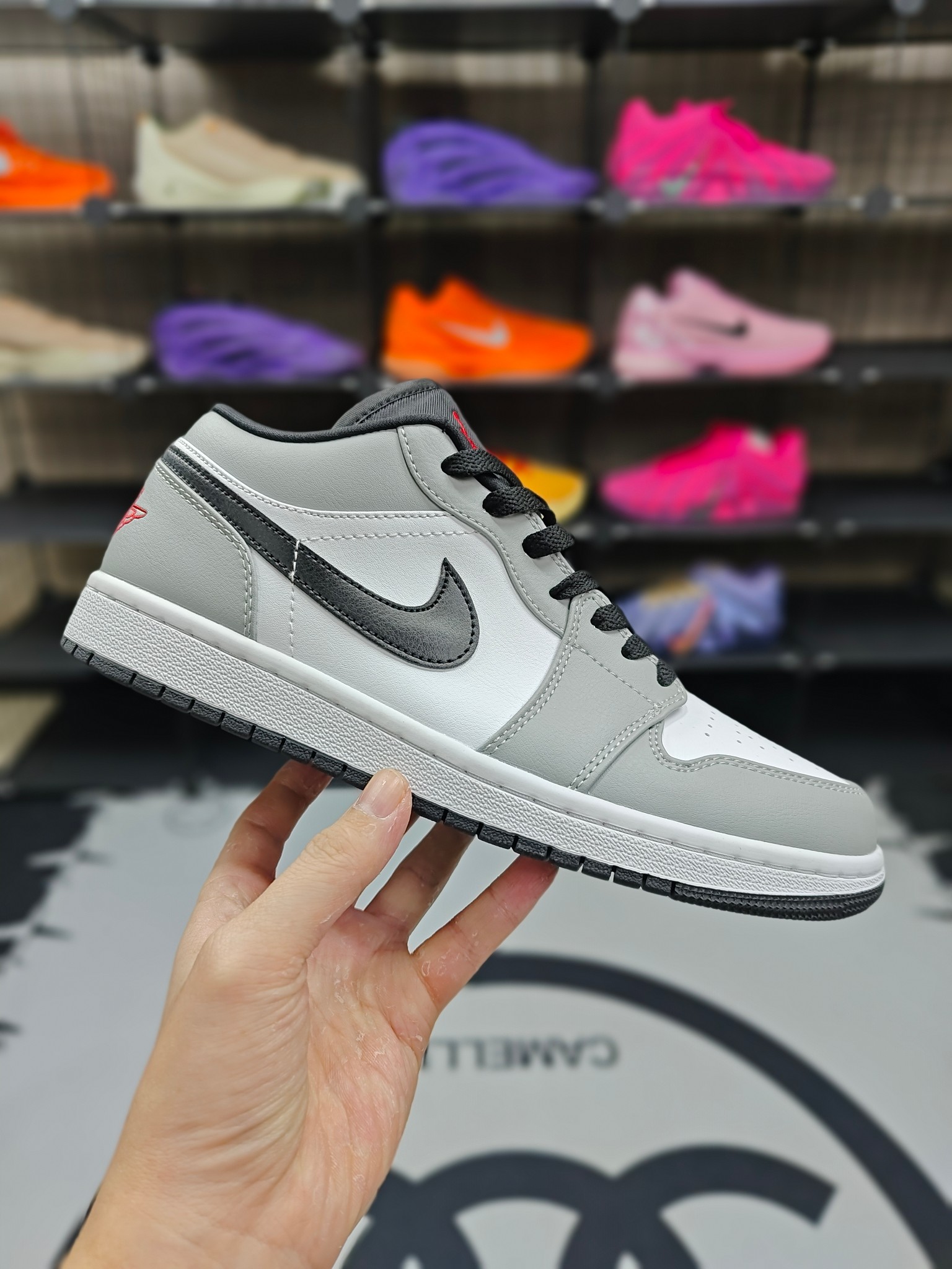 🈴140💰  ❗☎♥
【D版纯原】
Jordan Air Jordan 1 "Panda" 熊猫 皮革 潮流复古 细节精致 防滑 低帮 复古篮球鞋 男女款 黑白
▪️尺码：35.5-46（35.5 36 36.5 37.5 38 38.5 39 40 40.5 41 42 42.5 43 44 44.5 45 46）
▪️货号：AO9944-441
▪️Air Jordan 1于1985年推出，是耐克第一双以乔丹名字命名的篮球鞋，正是这双鞋，开启了一个时代。Air Jordan 1外形的灵感来自于在当年风靡一时的AirForce 1，同时降低中底厚度，减轻重量，增加贴地感，并采用了后掌Air Sole气垫和最经典的飞翼Logo来自于当时的Nike创意总监Peter Moore。
编码 : XFX2619130