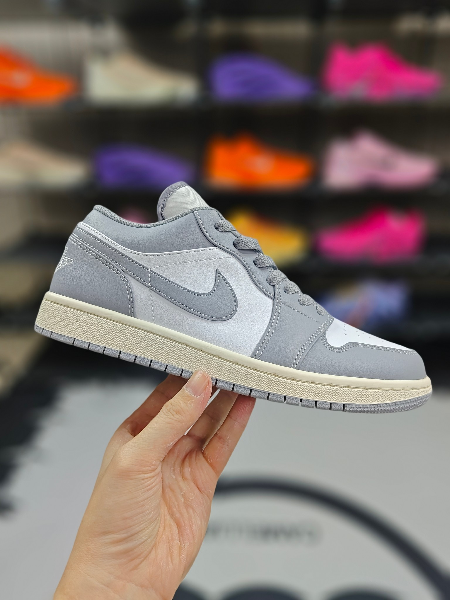 140💰  ❗☎♥
【D版纯原】
Jordan Air Jordan 1 "Panda" 熊猫 皮革 潮流复古 细节精致 防滑 低帮 复古篮球鞋 男女款 黑白
▪️尺码：35.5-46（35.5 36 36.5 37.5 38 38.5 39 40 40.5 41 42 42.5 43 44 44.5 45 46）
▪️货号：DC0774-103
▪️Air Jordan 1于1985年推出，是耐克第一双以乔丹名字命名的篮球鞋，正是这双鞋，开启了一个时代。Air Jordan 1外形的灵感来自于在当年风靡一时的AirForce 1，同时降低中底厚度，减轻重量，增加贴地感，并采用了后掌Air Sole气垫和最经典的飞翼Logo来自于当时的Nike创意总监Peter Moore。
编码 : XFX2619130