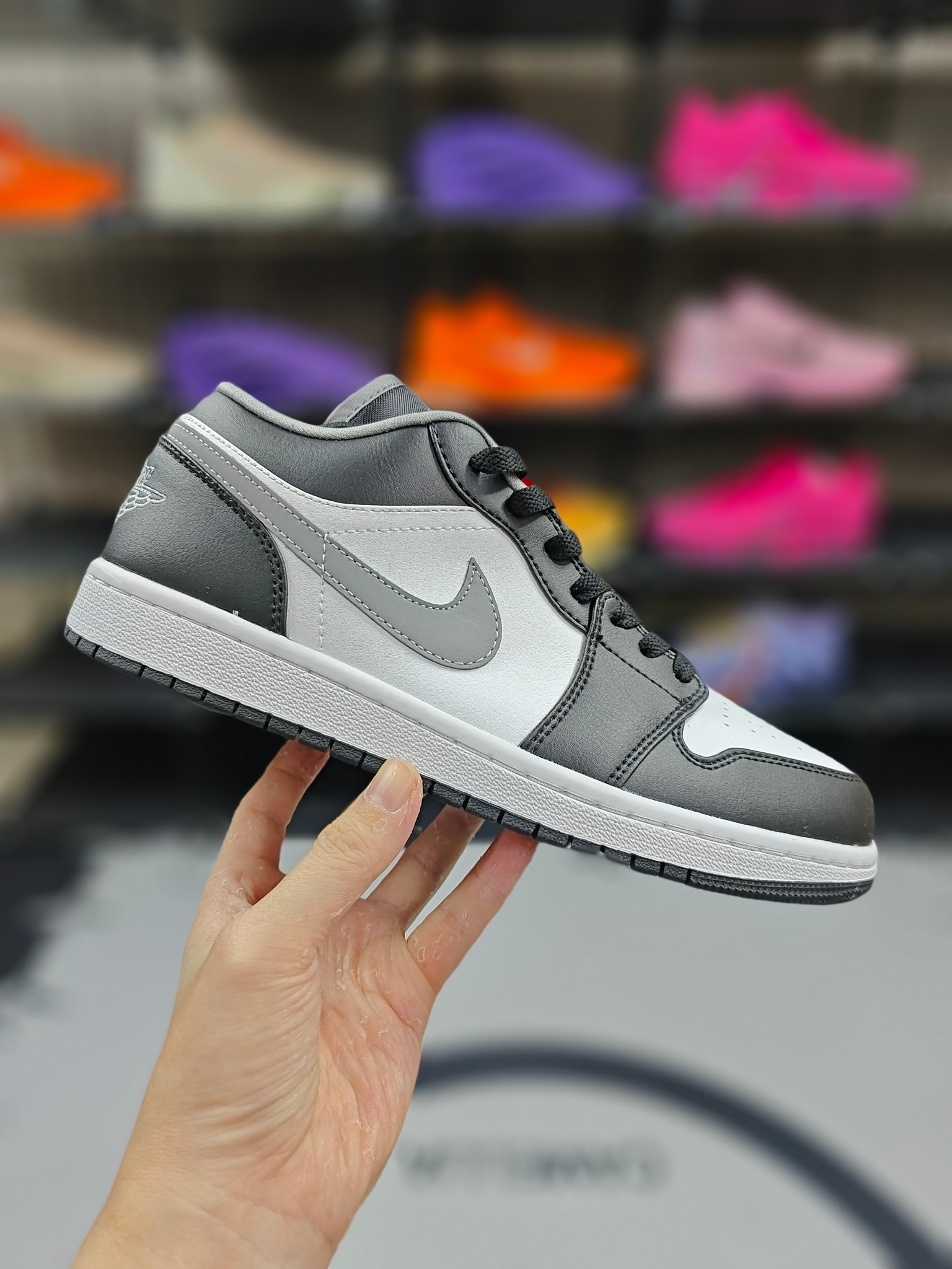 ☎♥ 【D版纯原】 Jordan Air Jordan 1 "Panda" 熊猫 皮革 潮流复古 细节精致 防滑 低帮 复古篮球鞋 男女款 黑白 ▪️ (35.5 36 36.5 37.5 38 38.5 39 40 40.5 41 42 42.5 43 44 44.5 45 46) ▪️货号:553558-040 ▪️Air Jordan 1于1985年推出,是耐克第一双以乔丹名字命名的篮球鞋,正是这双鞋,开启了一个时代.Air Jordan 1外形的灵感来自于在当年风靡一时的AirForce 1,同时降低中底厚度,减轻重量,增加贴地感,并采用了后掌Air Sole气垫和最经典的飞翼Logo来自于当时的Nike创意总监Peter Moore. 编码 : XFX2619130