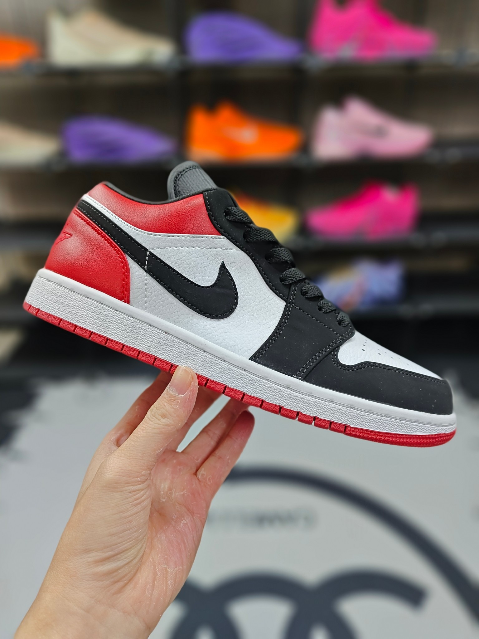☎♥ 【D版纯原】 Jordan Air Jordan 1 "Panda" 熊猫 皮革 潮流复古 细节精致 防滑 低帮 复古篮球鞋 男女款 黑白 ▪️ (35.5 36 36.5 37.5 38 38.5 39 40 40.5 41 42 42.5 43 44 44.5 45 46) ▪️货号:IB8971-106 ▪️Air Jordan 1于1985年推出,是耐克第一双以乔丹名字命名的篮球鞋,正是这双鞋,开启了一个时代.Air Jordan 1外形的灵感来自于在当年风靡一时的AirForce 1,同时降低中底厚度,减轻重量,增加贴地感,并采用了后掌Air Sole气垫和最经典的飞翼Logo来自于当时的Nike创意总监Peter Moore. 编码 : XFX2619130