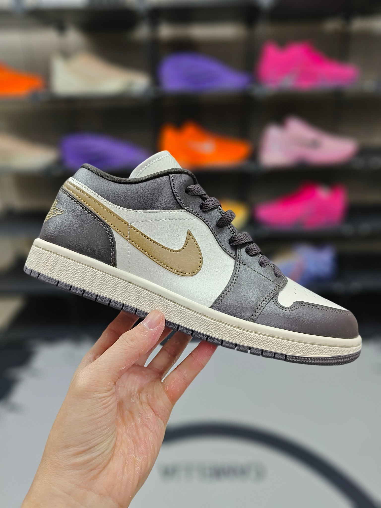 ☎♥ 【D版纯原】 Jordan Air Jordan 1 "Panda" 熊猫 皮革 潮流复古 细节精致 防滑 低帮 复古篮球鞋 男女款 黑白 ▪️ (35.5 36 36.5 37.5 38 38.5 39 40 40.5 41 42 42.5 43 44 44.5 45 46) ▪️货号:DC0774-200 ▪️Air Jordan 1于1985年推出,是耐克第一双以乔丹名字命名的篮球鞋,正是这双鞋,开启了一个时代.Air Jordan 1外形的灵感来自于在当年风靡一时的AirForce 1,同时降低中底厚度,减轻重量,增加贴地感,并采用了后掌Air Sole气垫和最经典的飞翼Logo来自于当时的Nike创意总监Peter Moore. 编码 : XFX2619130