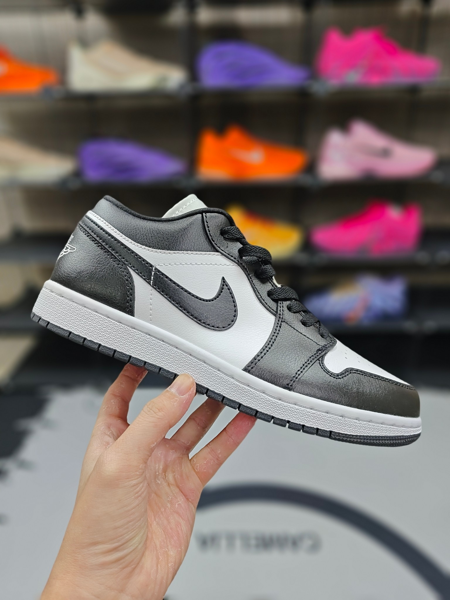 ☎♥ 【D版纯原】 Jordan Air Jordan 1 "Panda" 熊猫 皮革 潮流复古 细节精致 防滑 低帮 复古篮球鞋 男女款 黑白 ▪️ (35.5 36 36.5 37.5 38 38.5 39 40 40.5 41 42 42.5 43 44 44.5 45 46) ▪️货号:DC0774-101 ▪️Air Jordan 1于1985年推出,是耐克第一双以乔丹名字命名的篮球鞋,正是这双鞋,开启了一个时代.Air Jordan 1外形的灵感来自于在当年风靡一时的AirForce 1,同时降低中底厚度,减轻重量,增加贴地感,并采用了后掌Air Sole气垫和最经典的飞翼Logo来自于当时的Nike创意总监Peter Moore. 编码 : XFX2619130