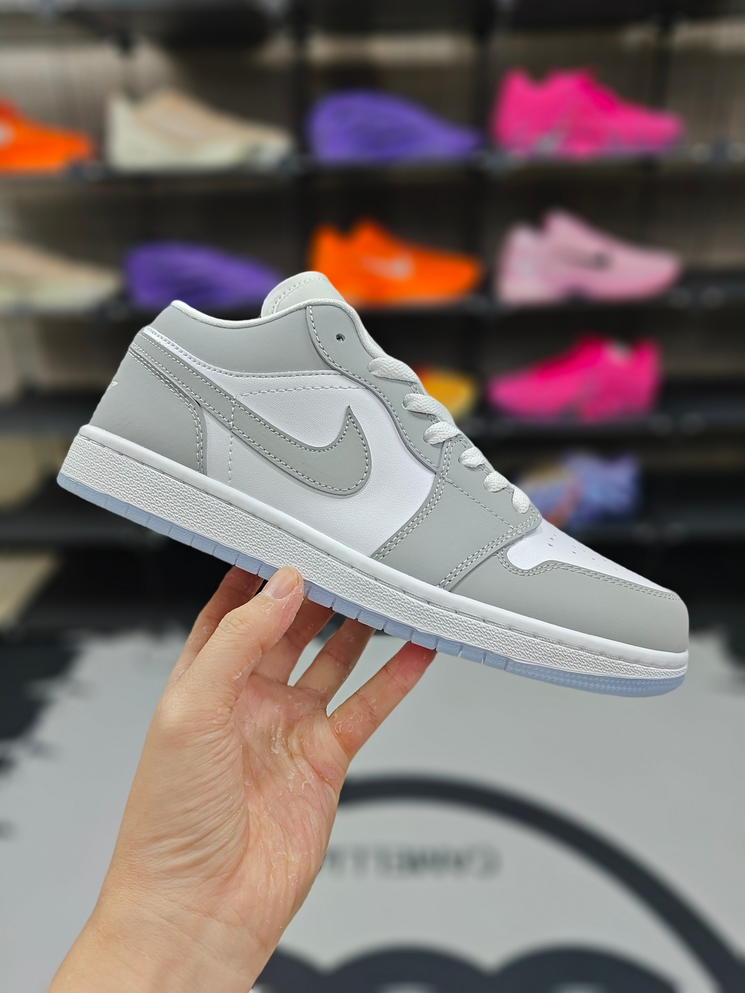 140💰  ❗☎♥
【D版纯原】
Jordan Air Jordan 1 "Panda" 熊猫 皮革 潮流复古 细节精致 防滑 低帮 复古篮球鞋 男女款 黑白
▪️尺码：35.5-46（35.5 36 36.5 37.5 38 38.5 39 40 40.5 41 42 42.5 43 44 44.5 45 46）
▪️货号：DC0774-105
▪️Air Jordan 1于1985年推出，是耐克第一双以乔丹名字命名的篮球鞋，正是这双鞋，开启了一个时代。Air Jordan 1外形的灵感来自于在当年风靡一时的AirForce 1，同时降低中底厚度，减轻重量，增加贴地感，并采用了后掌Air Sole气垫和最经典的飞翼Logo来自于当时的Nike创意总监Peter Moore。
编码 : XFX2619130