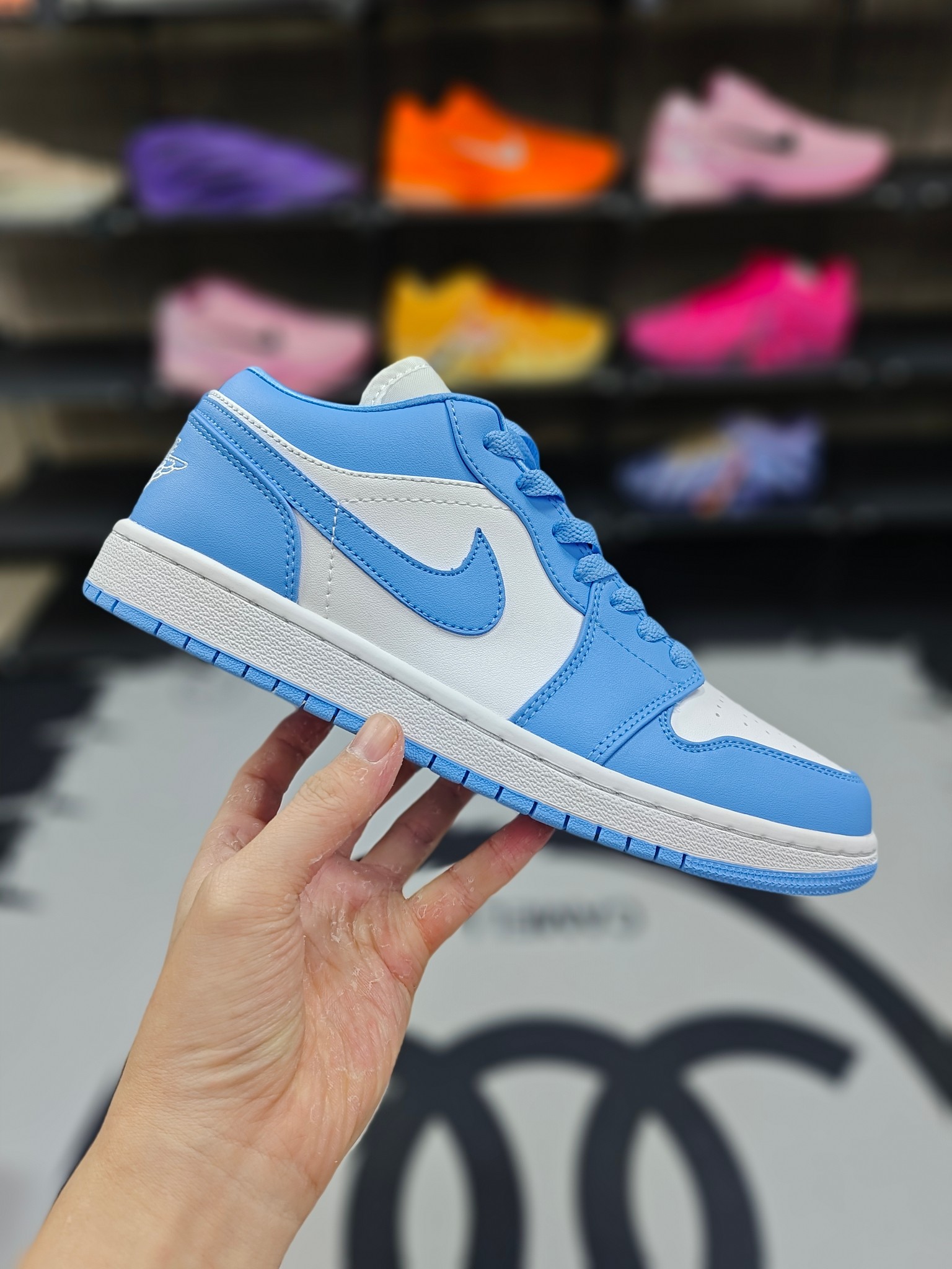 140💰  ❗☎♥
【D版纯原】
Jordan Air Jordan 1 "Panda" 熊猫 皮革 潮流复古 细节精致 防滑 低帮 复古篮球鞋 男女款 黑白
▪️尺码：35.5-46（35.5 36 36.5 37.5 38 38.5 39 40 40.5 41 42 42.5 43 44 44.5 45 46）
▪️货号：AO9944-441
▪️Air Jordan 1于1985年推出，是耐克第一双以乔丹名字命名的篮球鞋，正是这双鞋，开启了一个时代。Air Jordan 1外形的灵感来自于在当年风靡一时的AirForce 1，同时降低中底厚度，减轻重量，增加贴地感，并采用了后掌Air Sole气垫和最经典的飞翼Logo来自于当时的Nike创意总监Peter Moore。
编码 : XFX2619130