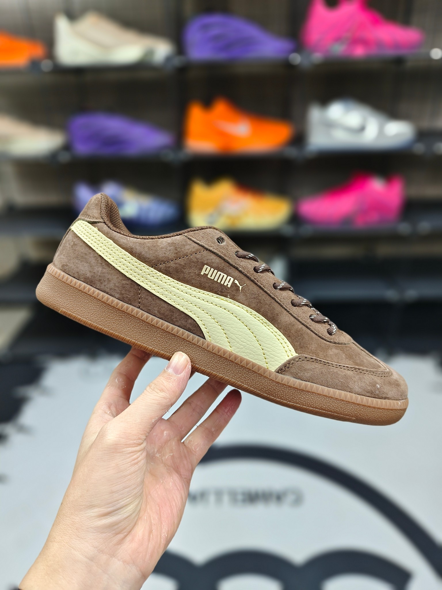 【D版纯原】 PUMA彪马 9-T SUEDE 百搭舒适 低帮 德训鞋 男女同款 黑色 ▪️ (35.5 36 36.5 37 37.5 38 38.5 39 40 40.5 41 42 42.5 43 44 45) ▪️货号:406756-01 ▪️PUMA彪马9-T SUEDE德训鞋是品牌旗下融合复古风格与现代设计的德训鞋款.延续德训鞋经典基因,以上世纪70-80年代西德联邦国防军室内训练鞋为原型,保留修长鞋型、厚实鞋底等标志性元素,同时融入现代时尚感,定位为兼具舒适性与潮流感的日常穿搭鞋款.鞋面采用优质麂皮或翻毛皮材质,触感柔软细腻,兼具质感与耐磨性.鞋底搭载橡胶大底,纹路设计灵感来源于赛车轮胎或传统德训鞋,抓地力强、防滑性能出色,同时提供良好的缓震效果,行走或运动时脚感舒适.鞋垫采用记忆海绵或轻质EVA泡棉材质,具备良好的回弹性和透气性,有效缓冲脚部压力,长时间穿着不易疲劳.适合日常通勤、休闲逛街、轻运动等多种场景,既能搭配牛仔裤、运动裤展现休闲随性,也能与西装裤、半身裙搭配,营造复古时尚氛围,是“一鞋多穿”的实用之选. 编码: XFX2619110