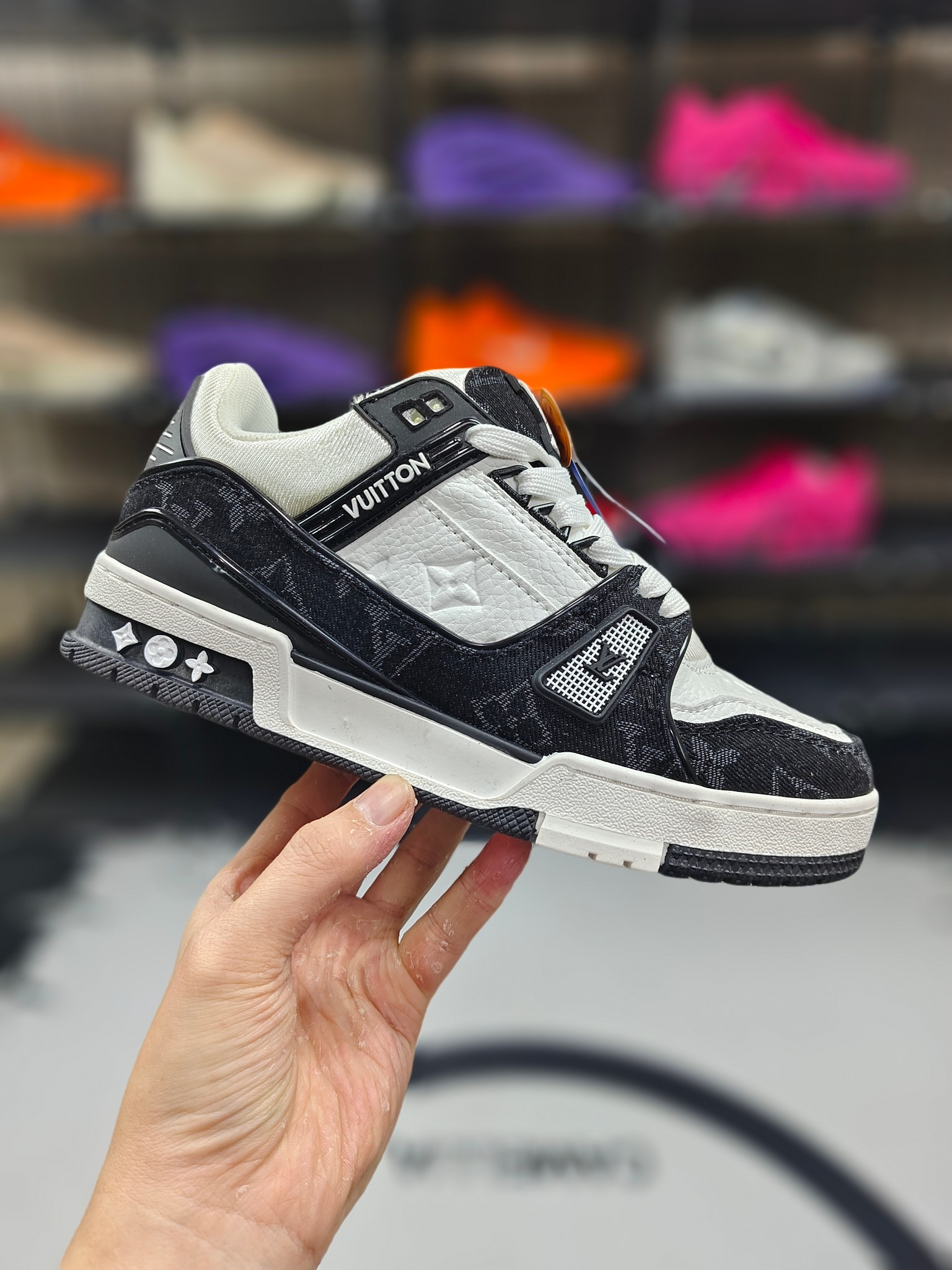 本地💰160 空胶版 【K版纯原】 Louis Vuitton 路易威登 Trainer 时尚板鞋 男女同款 白黑 熊猫 ▪️作为男装艺术总监 Virgil Abloh 的挚爱作品，LV Trainer运动鞋此次取材Monogram 压纹小牛皮，历经七小时的匠心缝纫成就繁复结构，搭配点缀Monogram花卉的创新注胶外底。 ▪️尺码：36-45（36 37 38 39 40 41 42 43 44 45） ▪️货号：1A9JG9 编码: XFX2619130