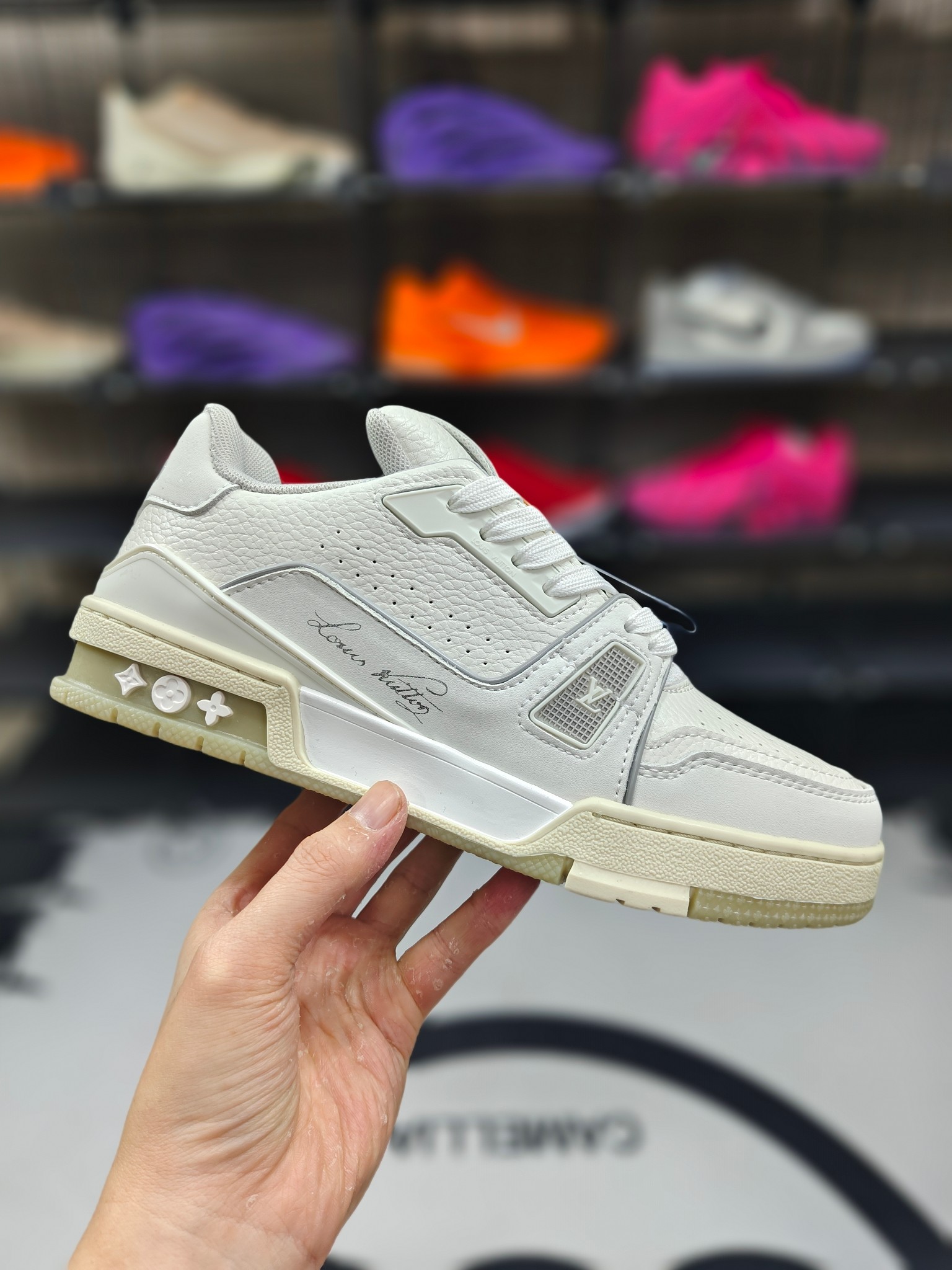 🈴本地💰160 空胶版 【K版纯原】 Louis Vuitton 路易威登 Trainer 时尚板鞋 男女同款 白黑 熊猫 ▪️作为男装艺术总监 Virgil Abloh 的挚爱作品，LV Trainer运动鞋此次取材Monogram 压纹小牛皮，历经七小时的匠心缝纫成就繁复结构，搭配点缀Monogram花卉的创新注胶外底。 ▪️尺码：36-45（36 37 38 39 40 41 42 43 44 45） ▪️货号：1A9UP5 编码: XFX2619130