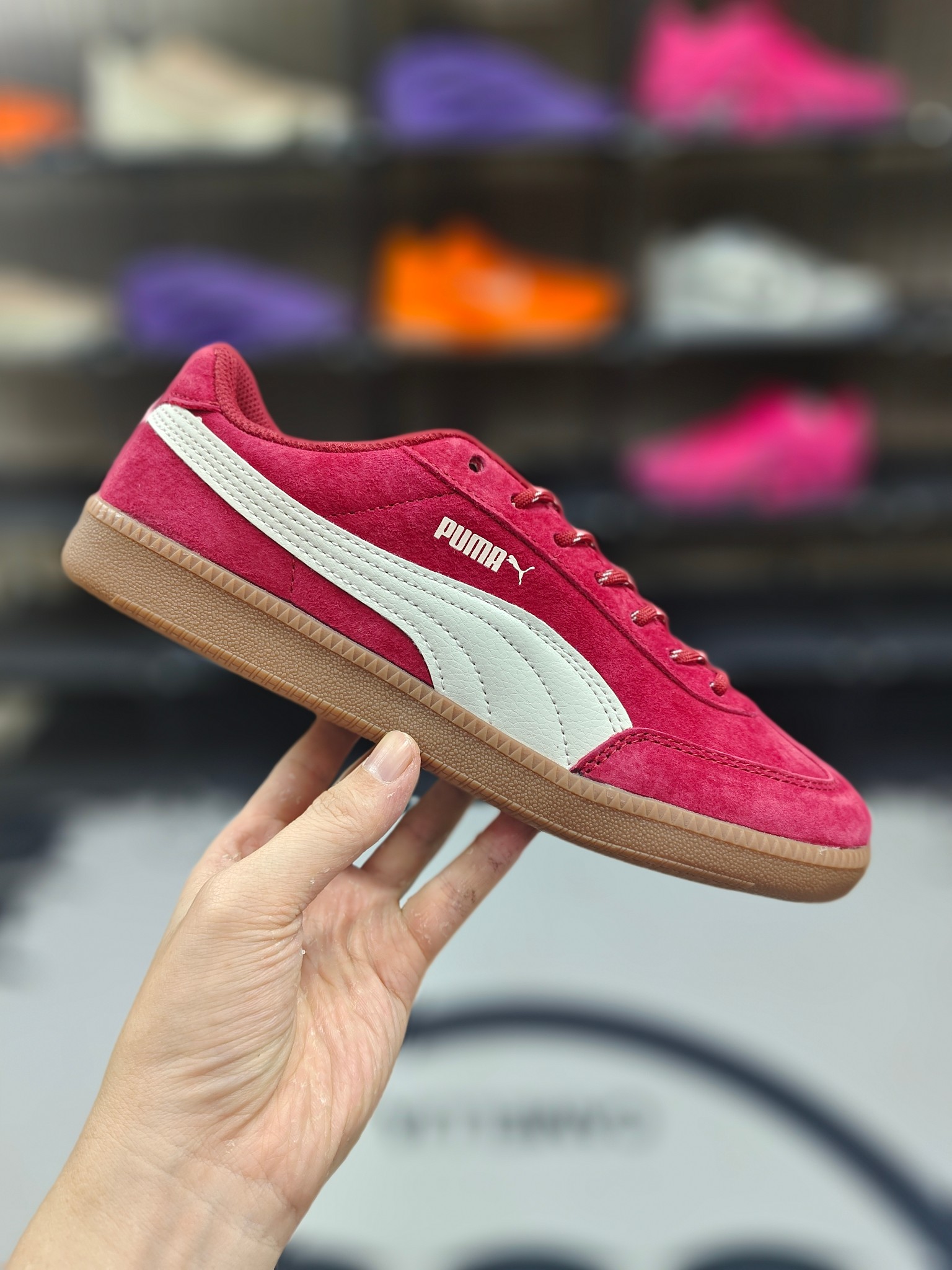 【D版纯原】 PUMA彪马 9-T SUEDE 百搭舒适 低帮 德训鞋 男女同款 黑色 ▪️ (35.5 36 36.5 37 37.5 38 38.5 39 40 40.5 41 42 42.5 43 44 45) ▪️货号:406756-04 ▪️PUMA彪马9-T SUEDE德训鞋是品牌旗下融合复古风格与现代设计的德训鞋款.延续德训鞋经典基因,以上世纪70-80年代西德联邦国防军室内训练鞋为原型,保留修长鞋型、厚实鞋底等标志性元素,同时融入现代时尚感,定位为兼具舒适性与潮流感的日常穿搭鞋款.鞋面采用优质麂皮或翻毛皮材质,触感柔软细腻,兼具质感与耐磨性.鞋底搭载橡胶大底,纹路设计灵感来源于赛车轮胎或传统德训鞋,抓地力强、防滑性能出色,同时提供良好的缓震效果,行走或运动时脚感舒适.鞋垫采用记忆海绵或轻质EVA泡棉材质,具备良好的回弹性和透气性,有效缓冲脚部压力,长时间穿着不易疲劳.适合日常通勤、休闲逛街、轻运动等多种场景,既能搭配牛仔裤、运动裤展现休闲随性,也能与西装裤、半身裙搭配,营造复古时尚氛围,是“一鞋多穿”的实用之选. 编码: XFX2619110