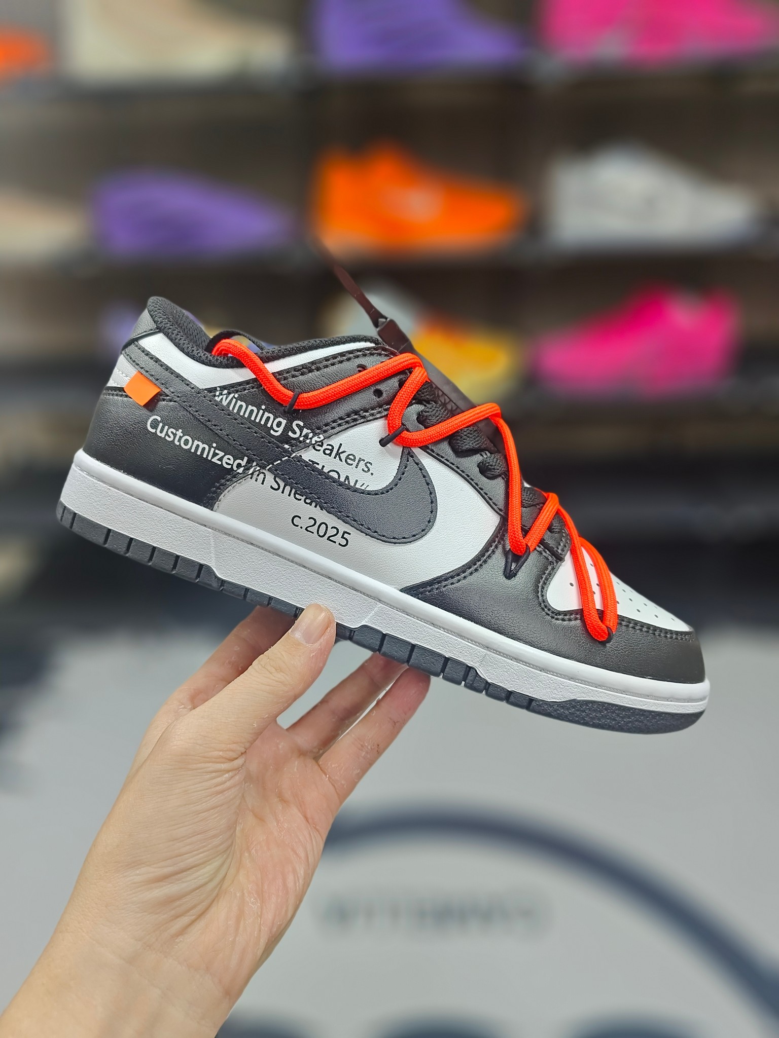 本地💰200   ☎️❤️
【D版纯原】 进口全头层
Nike Dunk 标语 涂鸦 熊猫 时尚 低帮 板鞋 男女款 黑白橙
▪️尺码：36-46（36 36.5 37.5 38 38.5 39 40 40.5 41 42 42.5 43 44 44.5 45 46）
▪️货号：DD1391-100(Team520-男款标语)
▪️Dunk Low诞生于1985年，最初是为满足美国大学篮球队对队鞋的需求而设计的。它以Air Jordan 1代为原型，具有出色的抓地性能和场地感。后来，随着街头文化的兴起，Dunk Low逐渐从篮球鞋演变为街头潮流的标志，成为滑板爱好者和潮流达人的心头好。Dunk Low板鞋的外观设计简约大方，线条流畅。其经典的板鞋设计让鞋子在提供包裹感和稳定性的同时，还留有足够的空间，穿着舒适不拥挤。鞋面通常采用优质皮革材质，如经典的黑白熊猫配色款，皮革经过精细处理，光泽迷人，质感高级。鞋头的打孔设计不仅增加了透气性，还为整体造型增添了个性。侧面醒目的耐克logo简约大气，提升了鞋子的整体气质。Dunk Low板鞋的鞋底采用了泡绵中底设计，为穿着者提供轻盈的缓震效果。无论是日常行走还是运动时的跳跃、奔跑，都能有效减轻脚部压力，带来舒适的脚感。橡胶外底搭配经典的圆形支点设计，灵感源自篮球场上的抓地力需求。这种设计使得Dunk Low板鞋具有出色的耐磨性和防滑性，确保在各种地面条件下行走或运动的稳定性。Dunk Low板鞋的款式和配色都非常百搭。它可以搭配牛仔裤、休闲裤、运动裤等多种风格的服饰，无论是休闲出街还是运动健身，都能展现出独特的个性和品味。
编码: XFX2619170