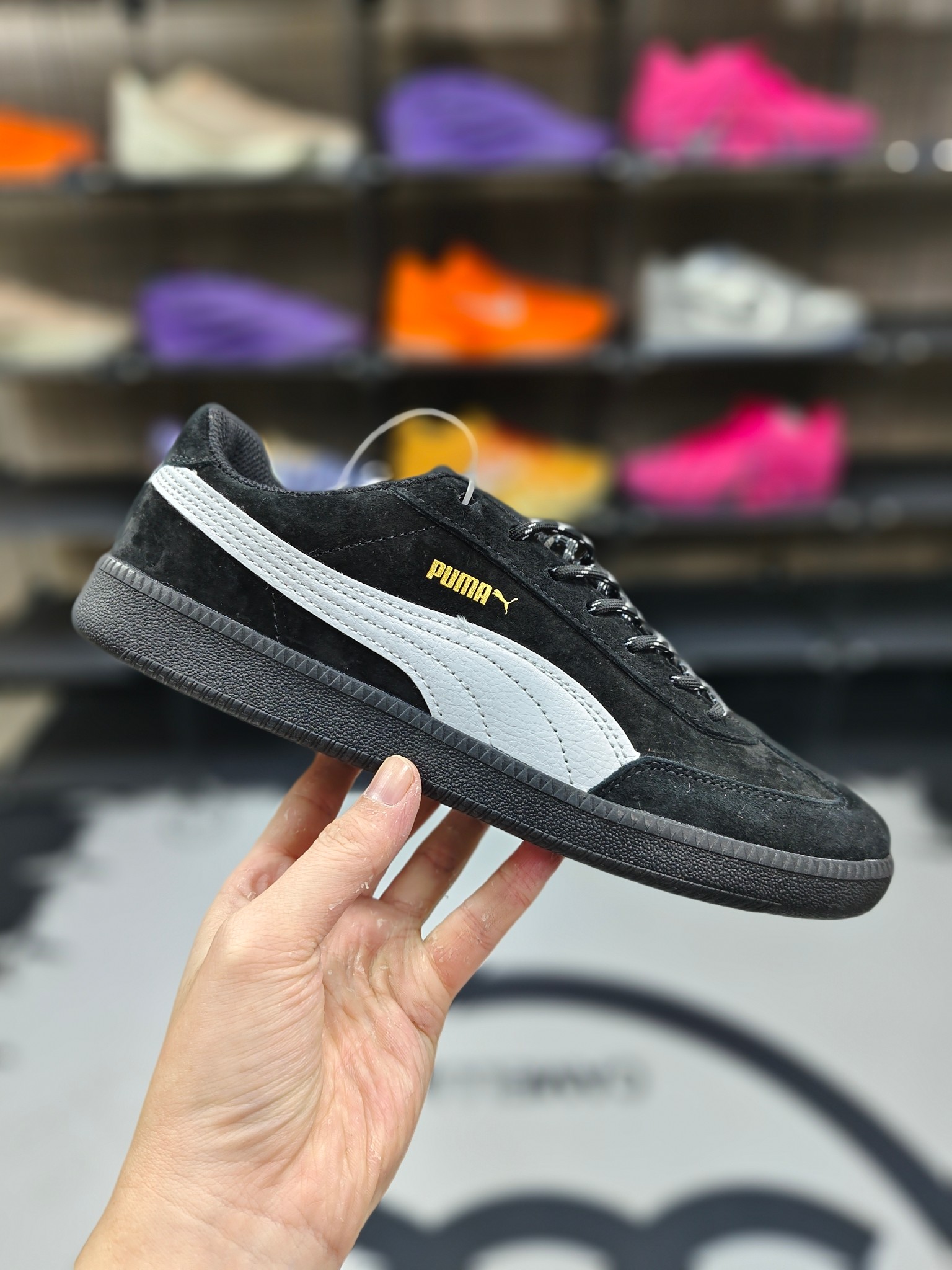 【D版纯原】 PUMA彪马 9-T SUEDE 百搭舒适 低帮 德训鞋 男女同款 黑色 ▪️ (35.5 36 36.5 37 37.5 38 38.5 39 40 40.5 41 42 42.5 43 44 45) ▪️货号:406756-04 ▪️PUMA彪马9-T SUEDE德训鞋是品牌旗下融合复古风格与现代设计的德训鞋款.延续德训鞋经典基因,以上世纪70-80年代西德联邦国防军室内训练鞋为原型,保留修长鞋型、厚实鞋底等标志性元素,同时融入现代时尚感,定位为兼具舒适性与潮流感的日常穿搭鞋款.鞋面采用优质麂皮或翻毛皮材质,触感柔软细腻,兼具质感与耐磨性.鞋底搭载橡胶大底,纹路设计灵感来源于赛车轮胎或传统德训鞋,抓地力强、防滑性能出色,同时提供良好的缓震效果,行走或运动时脚感舒适.鞋垫采用记忆海绵或轻质EVA泡棉材质,具备良好的回弹性和透气性,有效缓冲脚部压力,长时间穿着不易疲劳.适合日常通勤、休闲逛街、轻运动等多种场景,既能搭配牛仔裤、运动裤展现休闲随性,也能与西装裤、半身裙搭配,营造复古时尚氛围,是“一鞋多穿”的实用之选. 编码: XFX2619110