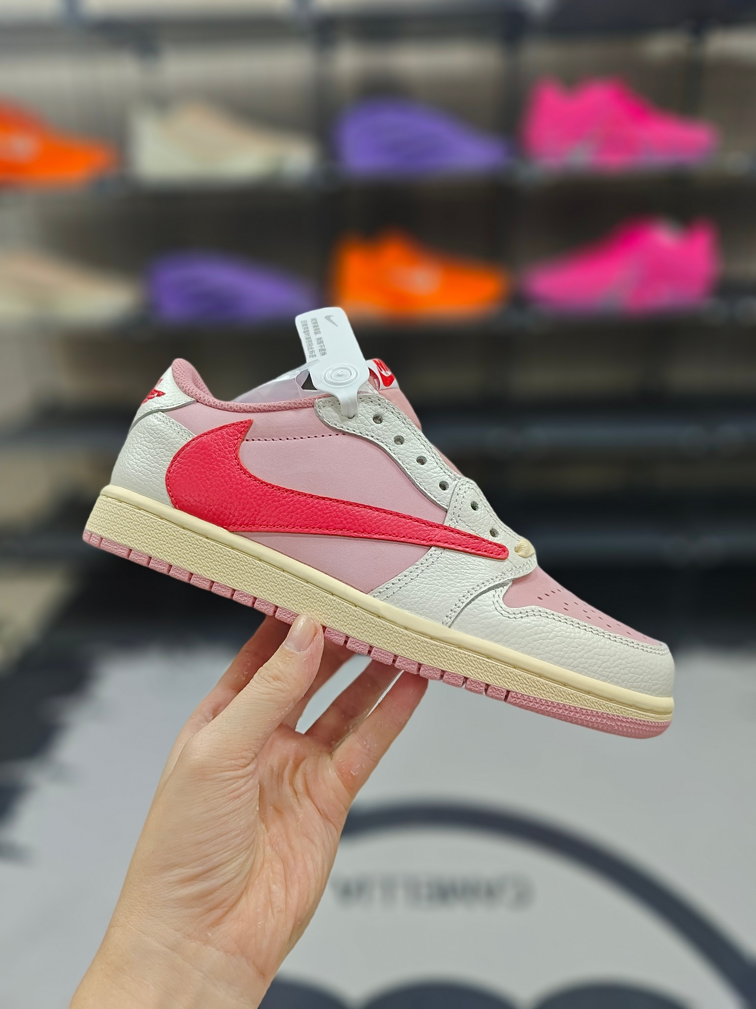 本地200💰  纯原头层皮☎️
【D版纯原】
Travis Scott x Jordan Air Jordan 1 Low 百搭 防滑耐磨 低帮 复古篮球鞋 男女款 粉色情人节
▪️尺码：36-46（36 36.5 37.5 38 38.5 39 40 40.5 41 42 42.5 43 44 44.5 45 46）
▪️货号：IQ7604-101
▪️Travis Scott x Jordan Air Jordan 1 复古篮球鞋是 Travis Scott 与 Jordan Brand 联名推出的经典鞋款倒钩系列。反向 Swoosh 标志是该系列最具标志性的设计元素，将传统的 Swoosh 标志反转，打破常规视觉效果，成为 Travis Scott 联名鞋款的标志性符号，既展现了叛逆精神，又增添了街头气息。鞋款常采用棕色、橄榄绿、摩卡色等大地色系为主色调，搭配黑色、红色、白色等撞色细节，营造出复古与时尚兼具的视觉效果，如“Mocha”“Olive”等
编码: XFX2619170