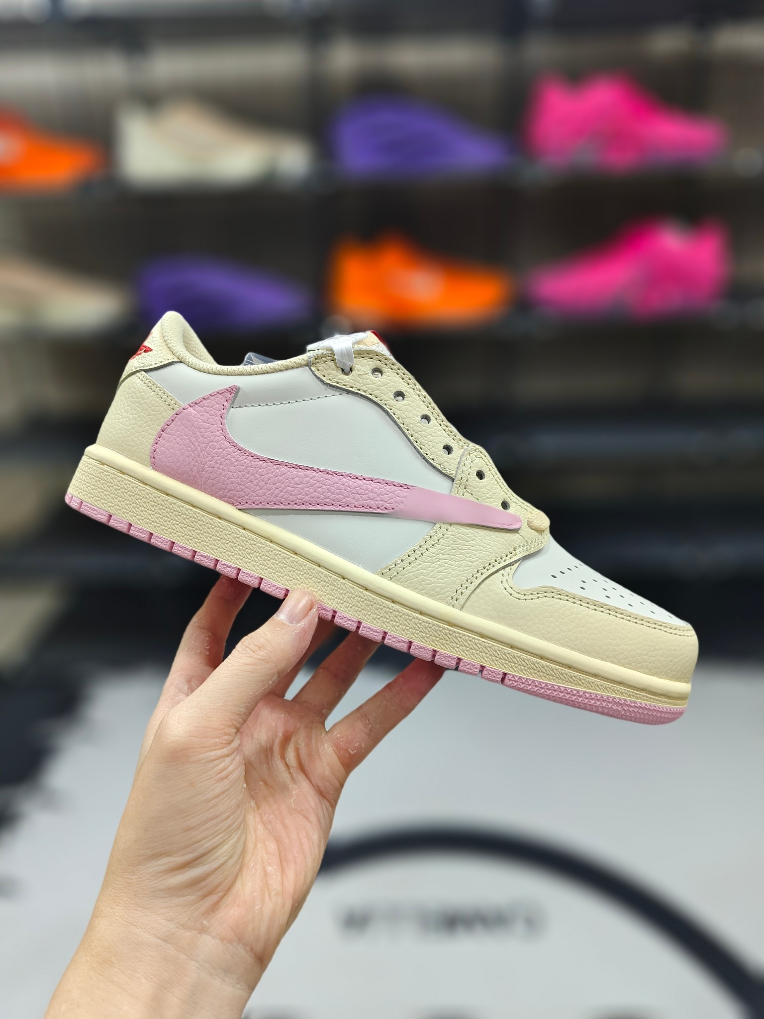 本地200💰  纯原头层皮☎️
【D版纯原】
Travis Scott x Jordan Air Jordan 1 Low 百搭 防滑耐磨 低帮 复古篮球鞋 男女款 粉色情人节
▪️尺码：36-46（36 36.5 37.5 38 38.5 39 40 40.5 41 42 42.5 43 44 44.5 45 46）
▪️货号：IQ7604-101
▪️Travis Scott x Jordan Air Jordan 1 复古篮球鞋是 Travis Scott 与 Jordan Brand 联名推出的经典鞋款倒钩系列。反向 Swoosh 标志是该系列最具标志性的设计元素，将传统的 Swoosh 标志反转，打破常规视觉效果，成为 Travis Scott 联名鞋款的标志性符号，既展现了叛逆精神，又增添了街头气息。鞋款常采用棕色、橄榄绿、摩卡色等大地色系为主色调，搭配黑色、红色、白色等撞色细节，营造出复古与时尚兼具的视觉效果，如“Mocha”“Olive”等
编码: XFX2619170