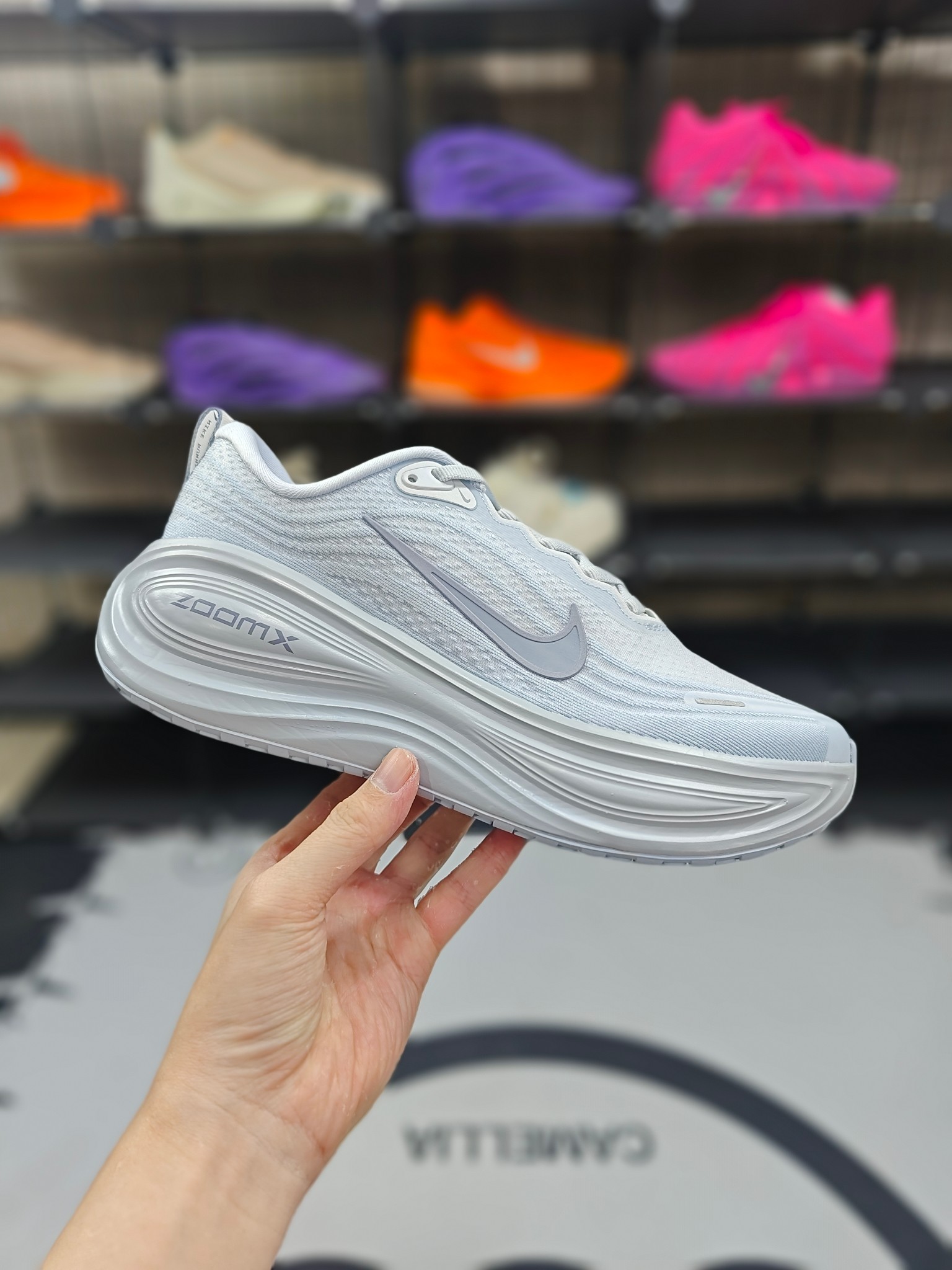 💰145 ☎️
【D版纯原】
Nike Vomero Plus 时尚舒适防滑耐磨 低帮 ZOOMX 马拉松长跑短跑跑步鞋 男款 雾霾蓝
▪️尺码:39-45(39 40 40.5 41 42 42.5 43 44 44.5 45)
▪️货号:HV8150-004
▪️Nike Vomero Plus(超级迈柔)是耐克推出的主打极致缓震的跑步鞋。采用全掌ZoomX泡棉中底,厚度约5厘米,提供超强回弹与缓震性能,能量回馈出色,适合长距离跑步、恢复跑及综合训练。工程网面材质,轻盈透气,搭配波浪纹设计增强强度,包裹性良好,适合宽脚型。外底高磨损区域采用橡胶材质,抓地力强,弧形几何设计确保过渡流畅。ZoomX泡棉柔软Q弹,能有效吸收冲击力,长距离后半程仍保持稳定反馈,适合大体重跑者。兼顾缓震与轻盈,适合追求舒适与性能平衡的跑者。适合日常训练、长距离慢跑、恢复跑及部分速度课,尤其适合半马/全马选手。