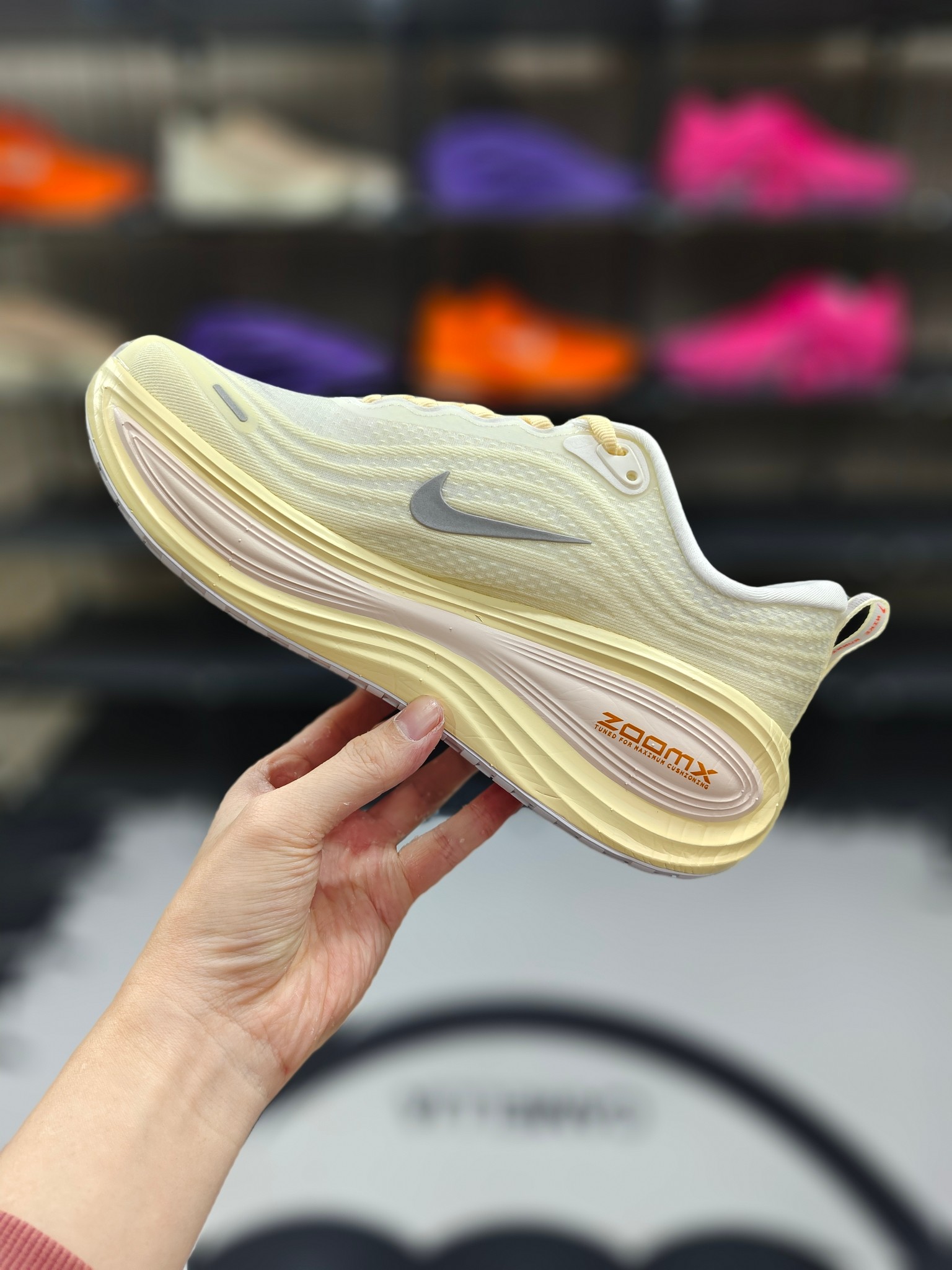 💰145 ☎️ 【D版纯原】 Nike Vomero Plus 时尚舒适防滑耐磨 低帮 ZOOMX 马拉松长跑短跑跑步鞋 男款 雾霾蓝 ▪️尺码:39-45(39 40 40.5 41 42 42.5 43 44 44.5 45) ▪️货号:IM5020-100 ▪️Nike Vomero Plus(超级迈柔)是耐克推出的主打极致缓震的跑步鞋。采用全掌ZoomX泡棉中底,厚度约5厘米,提供超强回弹与缓震性能,能量回馈出色,适合长距离跑步、恢复跑及综合训练。工程网面材质,轻盈透气,搭配波浪纹设计增强强度,包裹性良好,适合宽脚型。外底高磨损区域采用橡胶材质,抓地力强,弧形几何设计确保过渡流畅。ZoomX泡棉柔软Q弹,能有效吸收冲击力,长距离后半程仍保持稳定反馈,适合大体重跑者。兼顾缓震与轻盈,适合追求舒适与性能平衡的跑者。适合日常训练、长距离慢跑、恢复跑及部分速度课,尤其适合半马/全马选手。