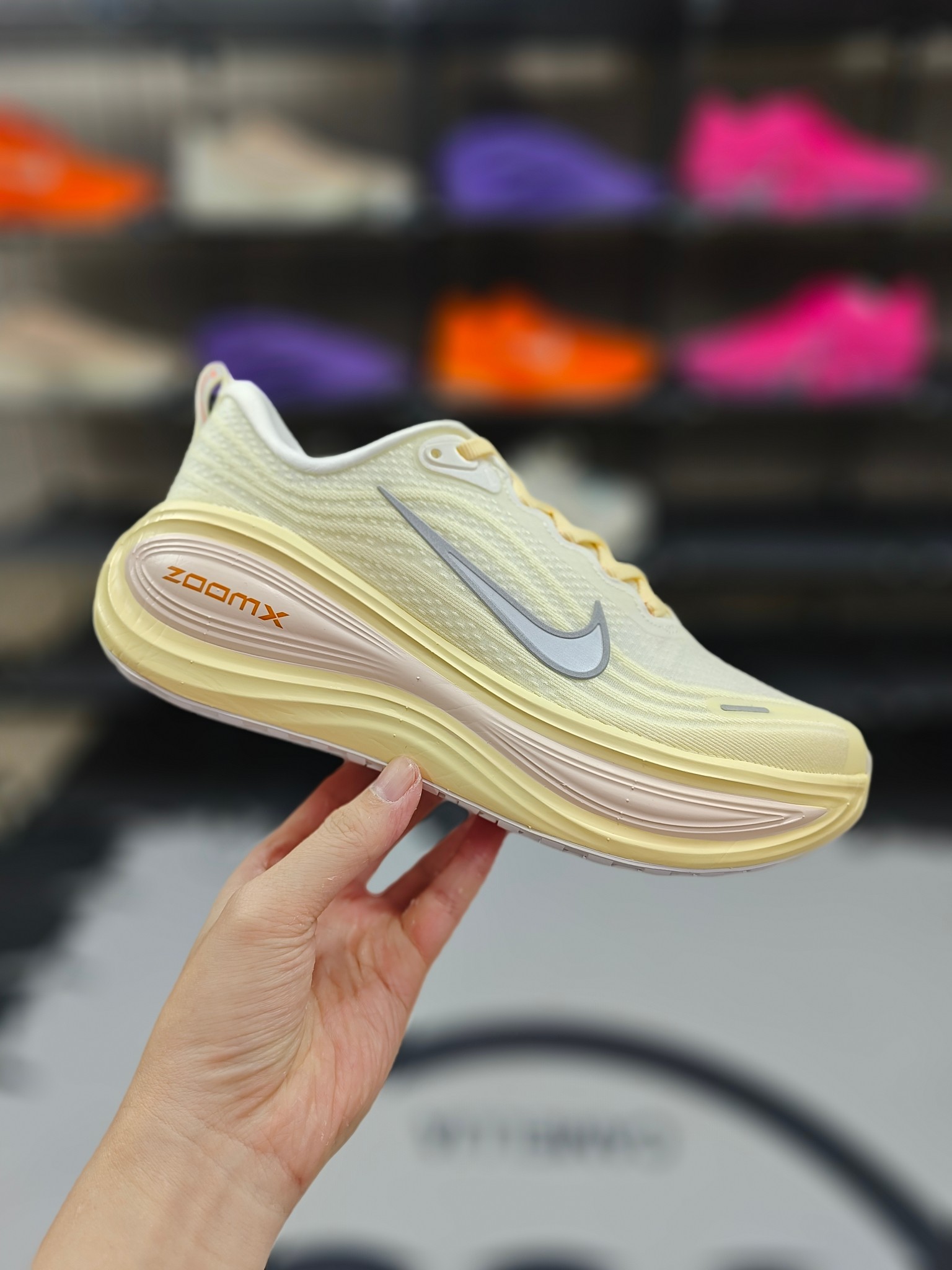 💰145 ☎️
【D版纯原】
Nike Vomero Plus 时尚舒适防滑耐磨 低帮 ZOOMX 马拉松长跑短跑跑步鞋 男款 雾霾蓝
▪️尺码:39-45(39 40 40.5 41 42 42.5 43 44 44.5 45)
▪️货号:IM5020-100
▪️Nike Vomero Plus(超级迈柔)是耐克推出的主打极致缓震的跑步鞋。采用全掌ZoomX泡棉中底,厚度约5厘米,提供超强回弹与缓震性能,能量回馈出色,适合长距离跑步、恢复跑及综合训练。工程网面材质,轻盈透气,搭配波浪纹设计增强强度,包裹性良好,适合宽脚型。外底高磨损区域采用橡胶材质,抓地力强,弧形几何设计确保过渡流畅。ZoomX泡棉柔软Q弹,能有效吸收冲击力,长距离后半程仍保持稳定反馈,适合大体重跑者。兼顾缓震与轻盈,适合追求舒适与性能平衡的跑者。适合日常训练、长距离慢跑、恢复跑及部分速度课,尤其适合半马/全马选手。