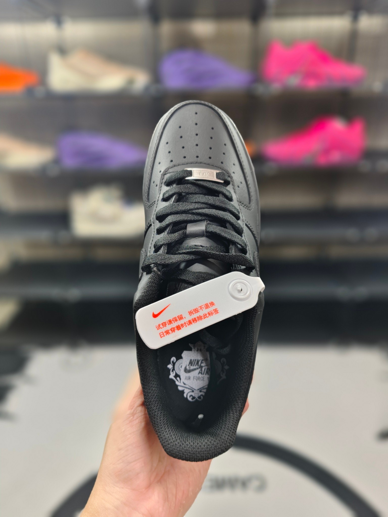 110💰 纯原版
Nike Air Force 1 Low 07 黑武士 复古 低帮 板鞋 男女同款空军一号
▪️Air Force1于1982年推出,由Nike公司的传奇设计师Bruce Kilgore设计,他摒弃了老旧的帆布鞋风格,突破性的使用內嵌式Air sole气垫缓震系统,并将其与横跨复古与现代的外型结合,造就出风靡全球三十多年的Air force1,直到今天还深受青睐。
▪️尺码:35.5-47.5(35.5 36 36.5 37.5 38 38.5 39 40 40.5 41 42 42.5 43 44 44.5 45 46 )
▪️货号:CW2288-001/DD8959-001/DH2920-001