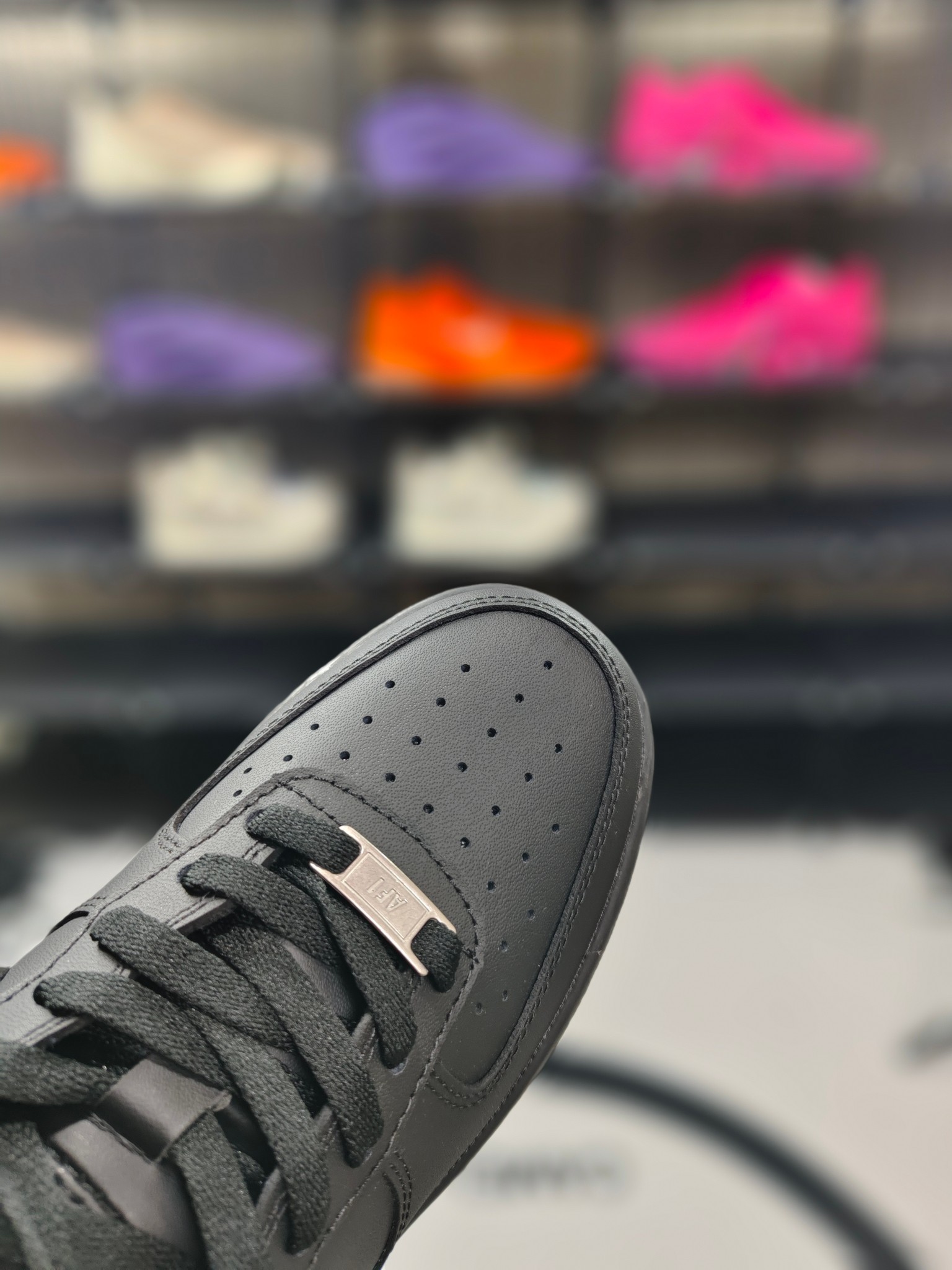 110💰 纯原版
Nike Air Force 1 Low 07 黑武士 复古 低帮 板鞋 男女同款空军一号
▪️Air Force1于1982年推出,由Nike公司的传奇设计师Bruce Kilgore设计,他摒弃了老旧的帆布鞋风格,突破性的使用內嵌式Air sole气垫缓震系统,并将其与横跨复古与现代的外型结合,造就出风靡全球三十多年的Air force1,直到今天还深受青睐。
▪️尺码:35.5-47.5(35.5 36 36.5 37.5 38 38.5 39 40 40.5 41 42 42.5 43 44 44.5 45 46 )
▪️货号:CW2288-001/DD8959-001/DH2920-001