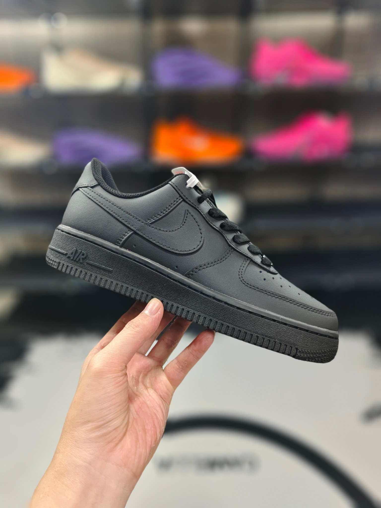 110💰 纯原版
Nike Air Force 1 Low 07  黑武士 复古 低帮 板鞋 男女同款空军一号
▪️Air Force1于1982年推出，由Nike公司的传奇设计师Bruce Kilgore设计，他摒弃了老旧的帆布鞋风格，突破性的使用內嵌式Air sole气垫缓震系统，并将其与横跨复古与现代的外型结合，造就出风靡全球三十多年的Air force1，直到今天还深受青睐。
▪️尺码：35.5-47.5（35.5 36 36.5 37.5 38 38.5 39 40 40.5 41 42 42.5 43 44 44.5 45 46 ）
▪️货号：CW2288-001/DD8959-001/DH2920-001