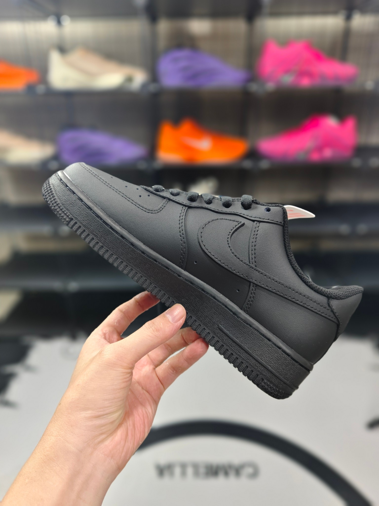 110💰 纯原版
Nike Air Force 1 Low 07 黑武士 复古 低帮 板鞋 男女同款空军一号
▪️Air Force1于1982年推出,由Nike公司的传奇设计师Bruce Kilgore设计,他摒弃了老旧的帆布鞋风格,突破性的使用內嵌式Air sole气垫缓震系统,并将其与横跨复古与现代的外型结合,造就出风靡全球三十多年的Air force1,直到今天还深受青睐。
▪️尺码:35.5-47.5(35.5 36 36.5 37.5 38 38.5 39 40 40.5 41 42 42.5 43 44 44.5 45 46 )
▪️货号:CW2288-001/DD8959-001/DH2920-001