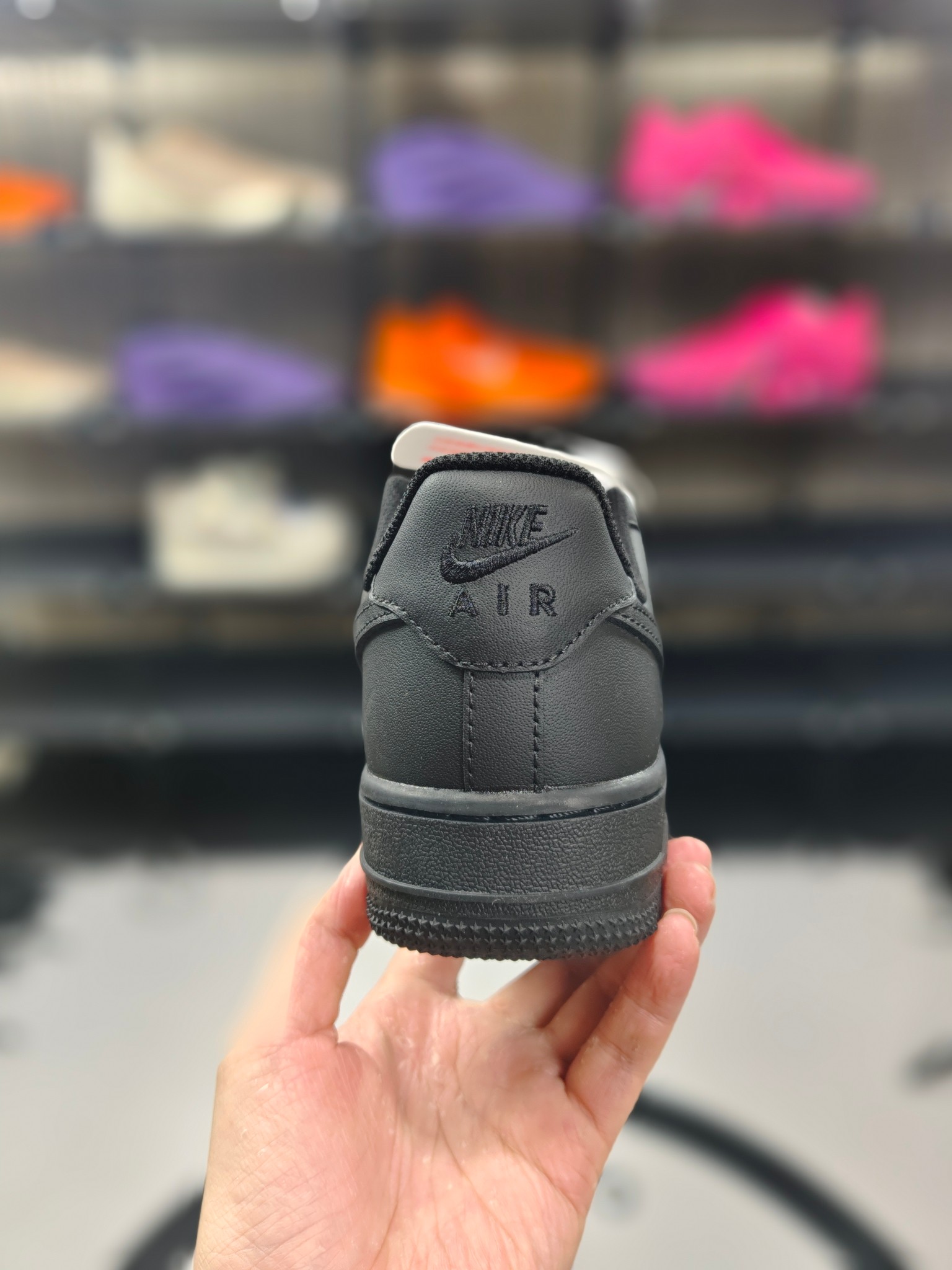 110💰 纯原版
Nike Air Force 1 Low 07 黑武士 复古 低帮 板鞋 男女同款空军一号
▪️Air Force1于1982年推出,由Nike公司的传奇设计师Bruce Kilgore设计,他摒弃了老旧的帆布鞋风格,突破性的使用內嵌式Air sole气垫缓震系统,并将其与横跨复古与现代的外型结合,造就出风靡全球三十多年的Air force1,直到今天还深受青睐。
▪️尺码:35.5-47.5(35.5 36 36.5 37.5 38 38.5 39 40 40.5 41 42 42.5 43 44 44.5 45 46 )
▪️货号:CW2288-001/DD8959-001/DH2920-001