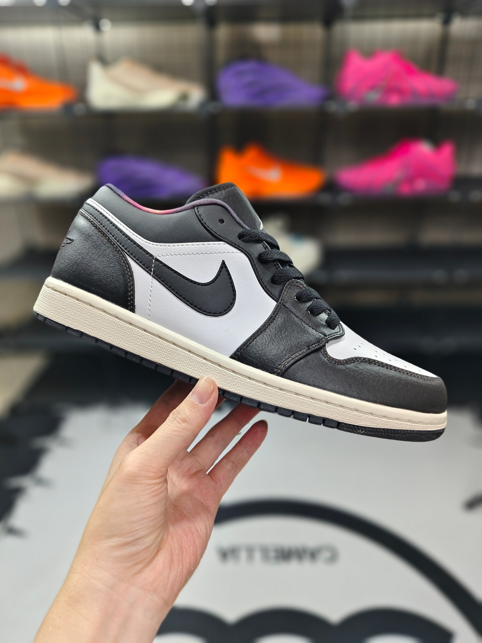💰140  🔥☎️
【L纯原版】✅Air Jordan 1 Low 新配色 AJ1乔1  低帮休闲板鞋 同步官方配色 原鞋原档案开发  原档冲孔鞋头 正确满胶鞋垫 四线拉帮 原厂织唛标 鞋舌高弹海绵填充。
货号:DQ8422-001
尺码:36 36.5 37.5 38 38.5 39 40 40.5 41 42 42.5 43 44 45 46
ID:JSD575-GDF