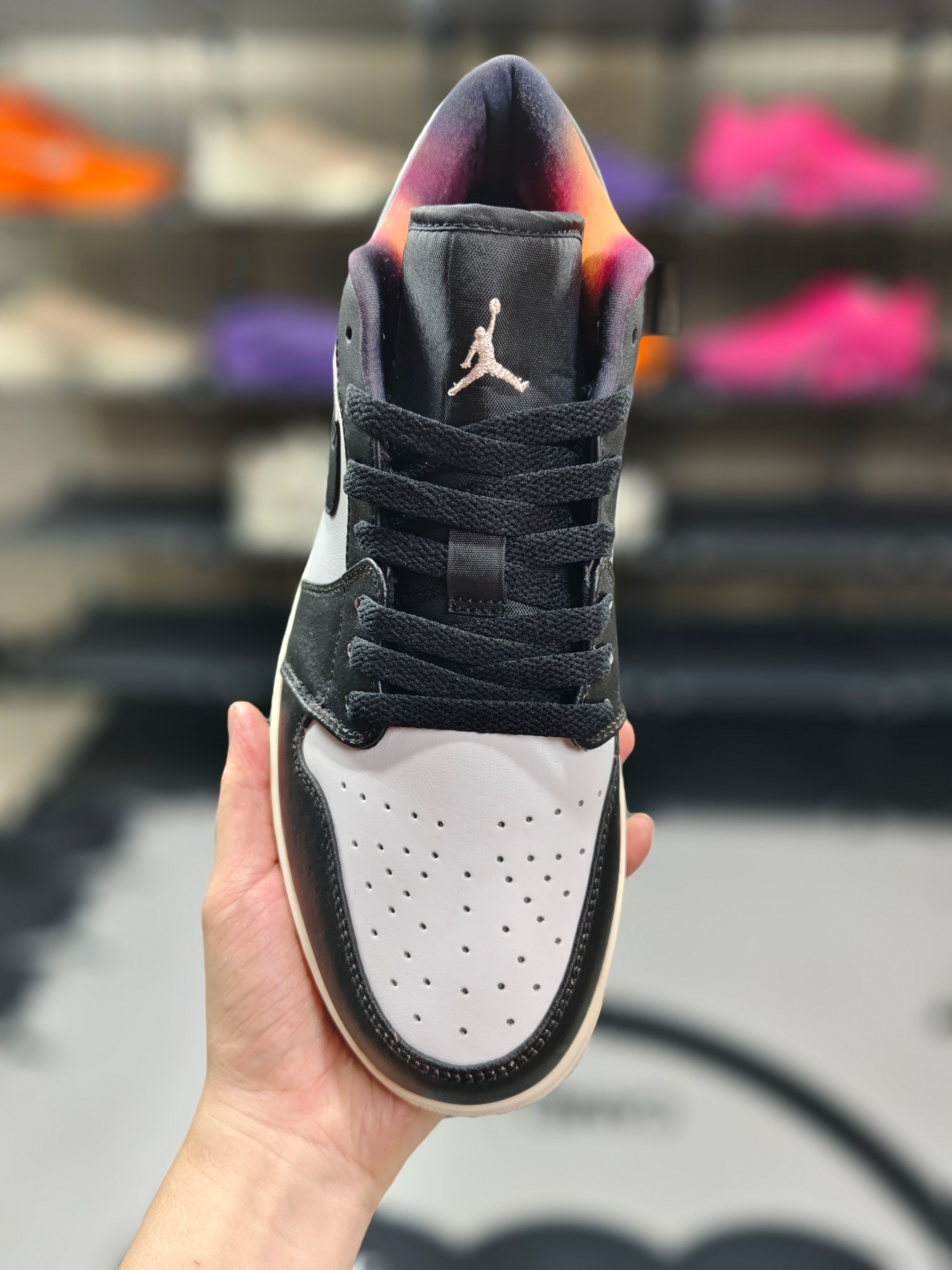 💰140 🔥☎️
【L纯原版】✅Air Jordan 1 Low 新配色 AJ1乔1 低帮休闲板鞋 同步官方配色 原鞋原档案开发 原档冲孔鞋头 正确满胶鞋垫 四线拉帮 原厂织唛标 鞋舌高弹海绵填充。
货号:DQ8422-001
尺码:36 36.5 37.5 38 38.5 39 40 40.5 41 42 42.5 43 44 45 46
ID:JSD575-GDF