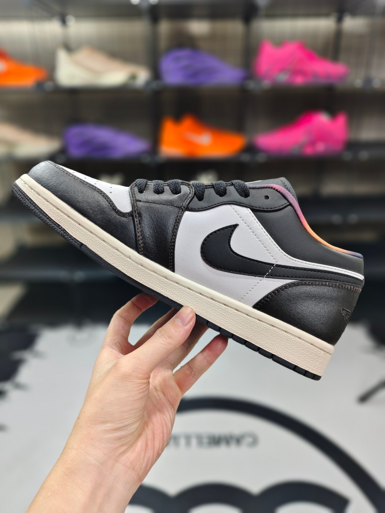 💰140 🔥☎️
【L纯原版】✅Air Jordan 1 Low 新配色 AJ1乔1 低帮休闲板鞋 同步官方配色 原鞋原档案开发 原档冲孔鞋头 正确满胶鞋垫 四线拉帮 原厂织唛标 鞋舌高弹海绵填充。
货号:DQ8422-001
尺码:36 36.5 37.5 38 38.5 39 40 40.5 41 42 42.5 43 44 45 46
ID:JSD575-GDF