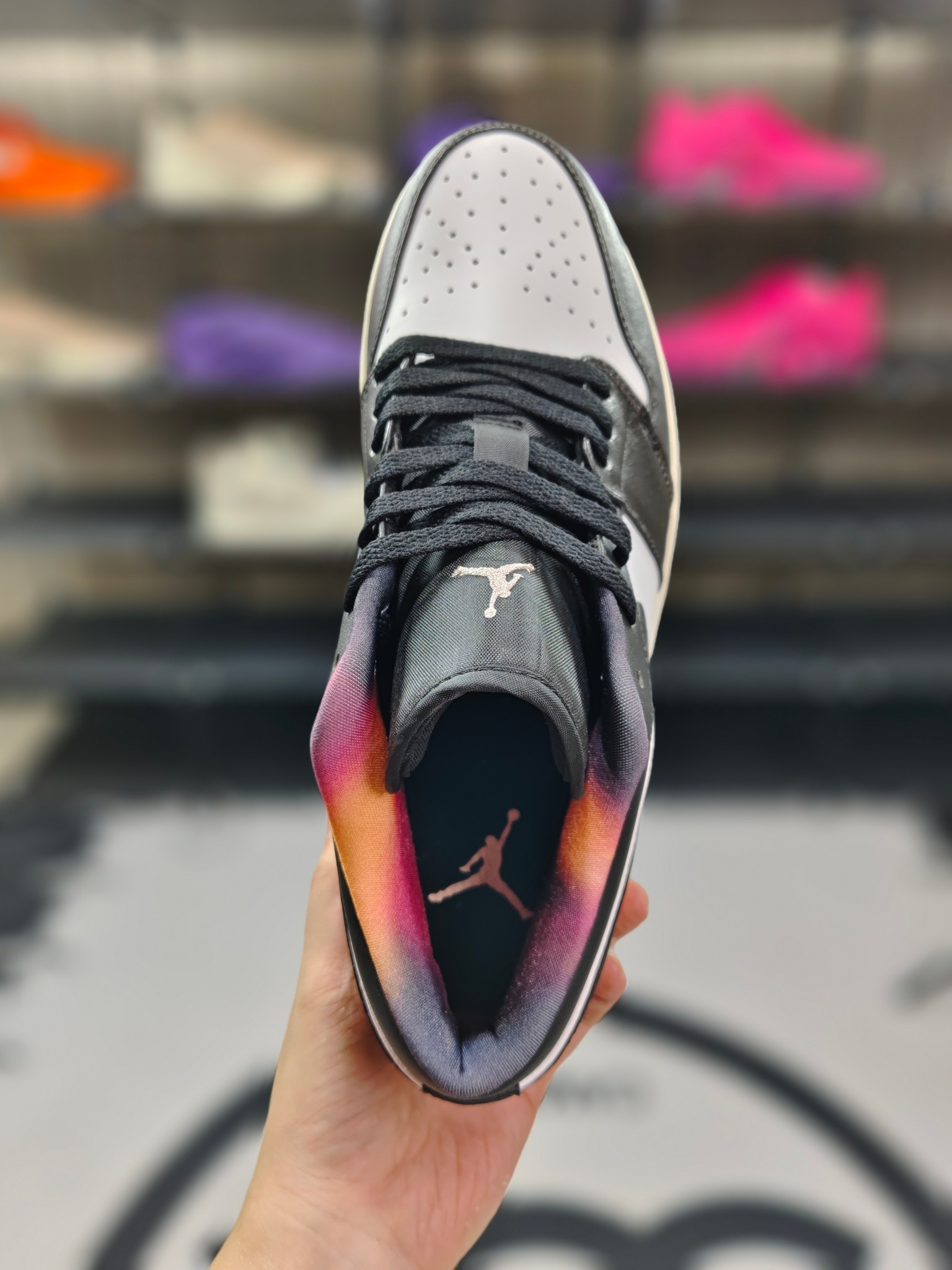 💰140 🔥☎️
【L纯原版】✅Air Jordan 1 Low 新配色 AJ1乔1 低帮休闲板鞋 同步官方配色 原鞋原档案开发 原档冲孔鞋头 正确满胶鞋垫 四线拉帮 原厂织唛标 鞋舌高弹海绵填充。
货号:DQ8422-001
尺码:36 36.5 37.5 38 38.5 39 40 40.5 41 42 42.5 43 44 45 46
ID:JSD575-GDF