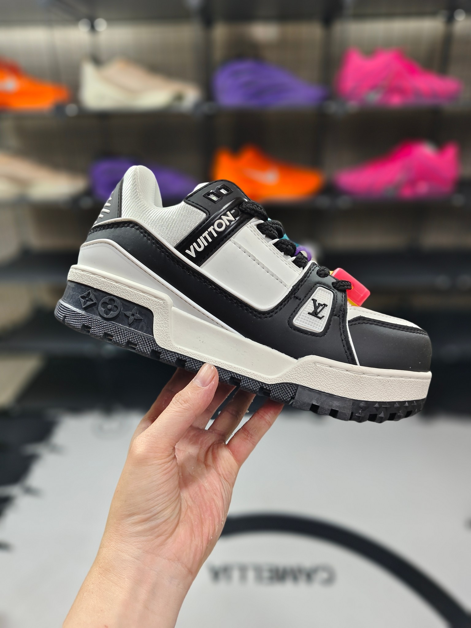 【空胶版】 LOUIS VUITTON Trainer Maxi 小胖丁 低帮 板鞋 男女同款 白黑 货号:1ABZQ9