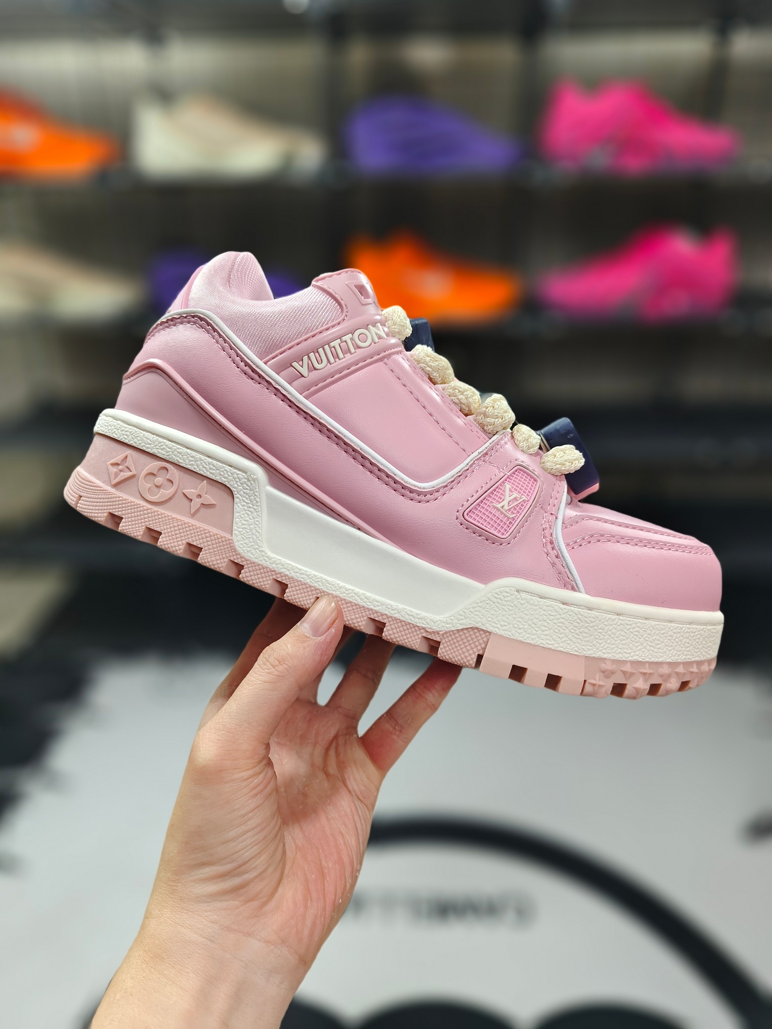 【空胶版】 K版纯原 LOUIS VUITTON Trainer Maxi 小胖丁 低帮 板鞋 男女同款 白黑 货号:1AD6BZ